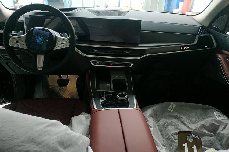 Used BMW X5 2023 xDrive 30Li Luxury M Sport Package
