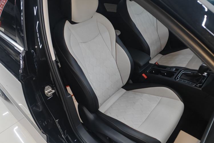 Used Volkswagen Magotan 2025 Revised Version 2 Zhongxiang Edition 330TSI DSG Luxury Trim
