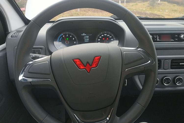 Used Wuling Yangguang 2024 300KM Comfort Version Passenger Van 75kW
