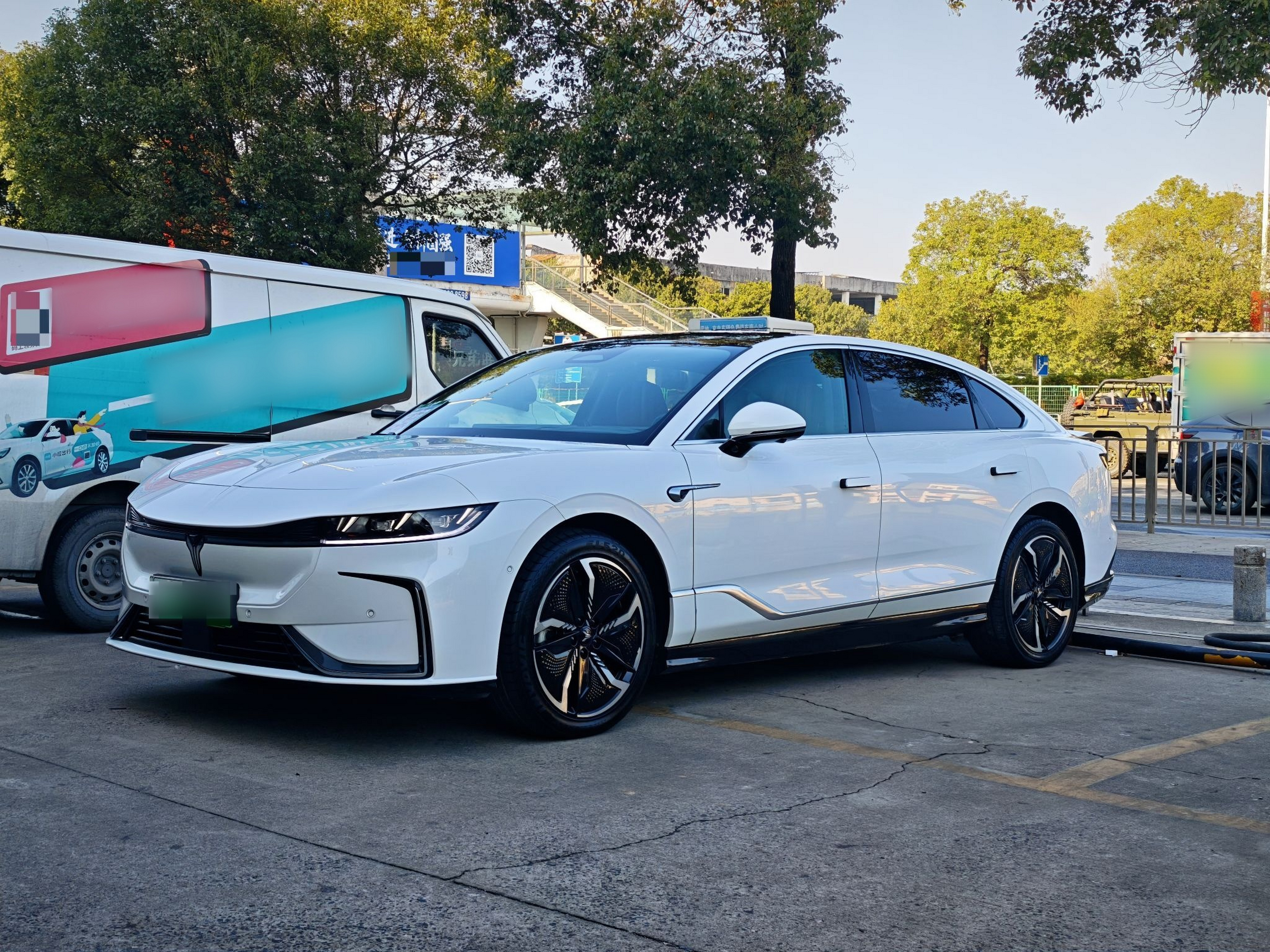 Под передней частью автомобиля