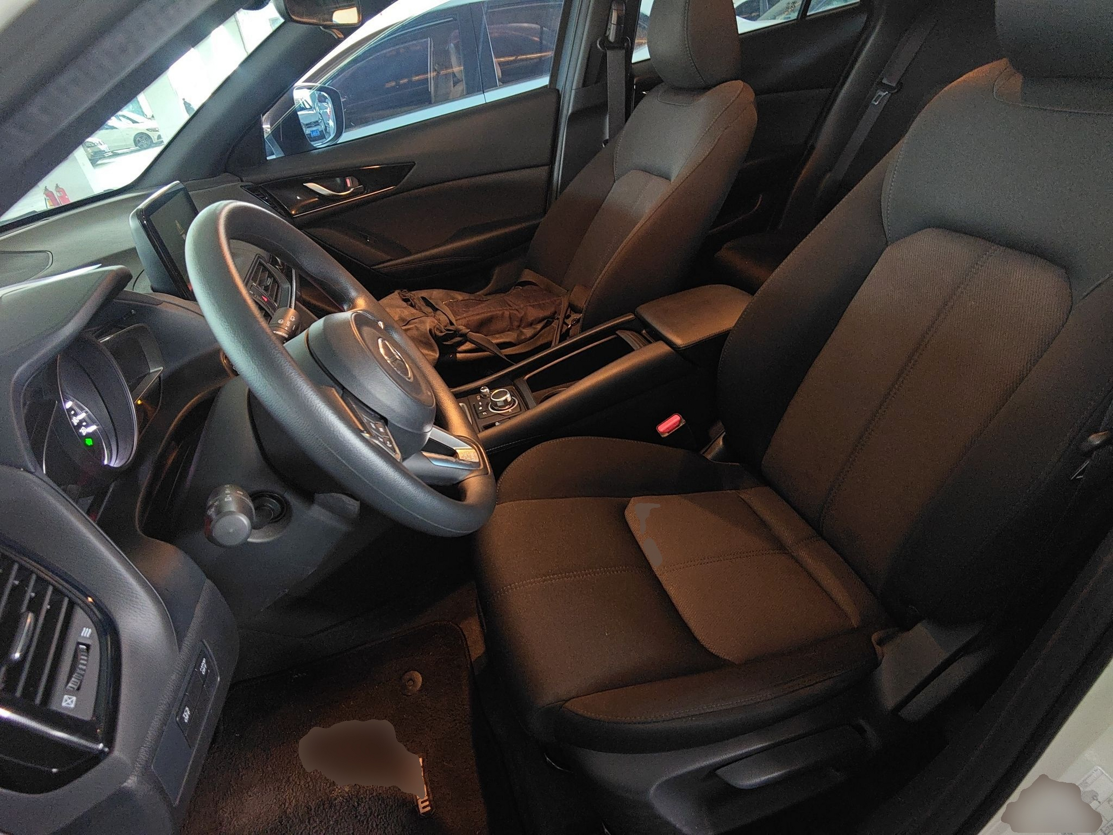 المقاعد الأمامية داخل السيارة