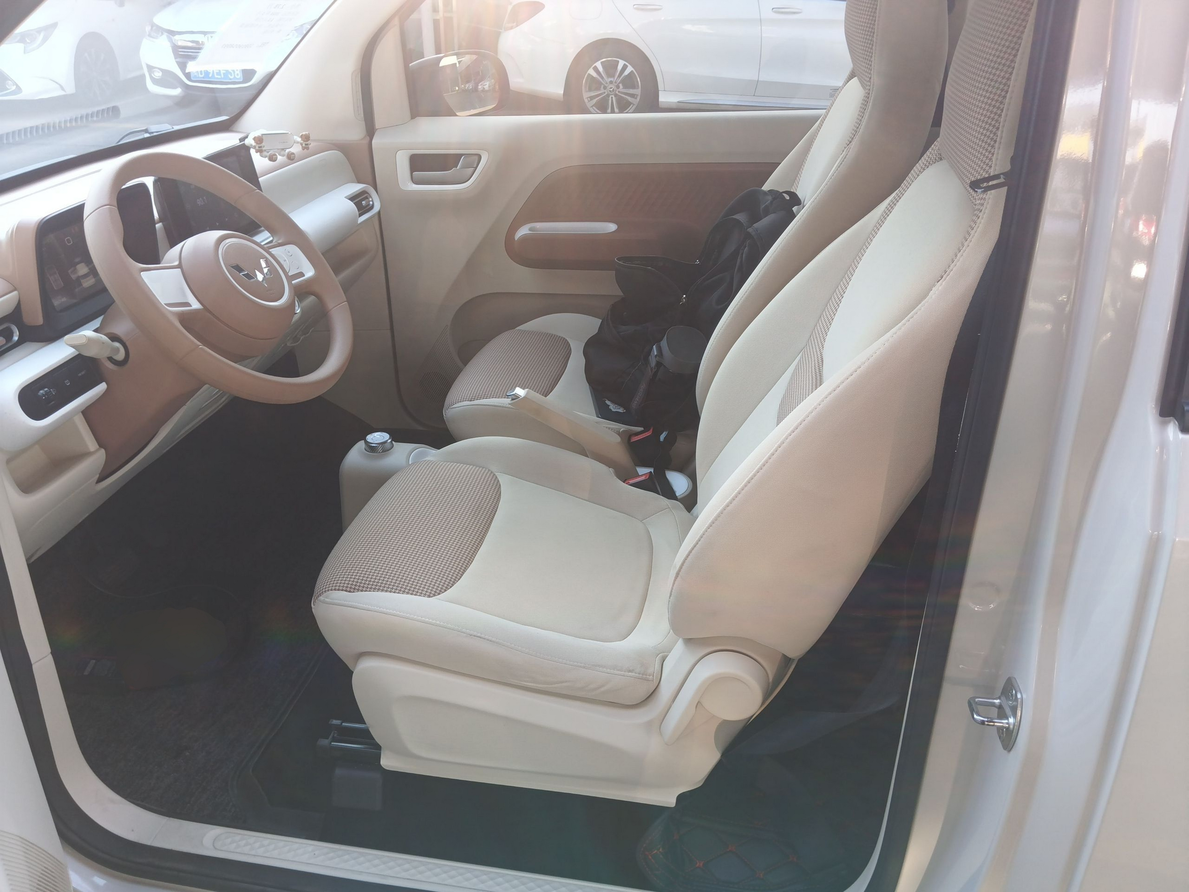 المقاعد الأمامية داخل السيارة