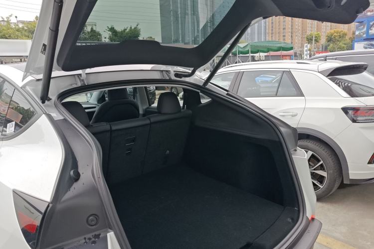 Used Tesla Model Y 2025 Rear-Wheel-Drive Version
