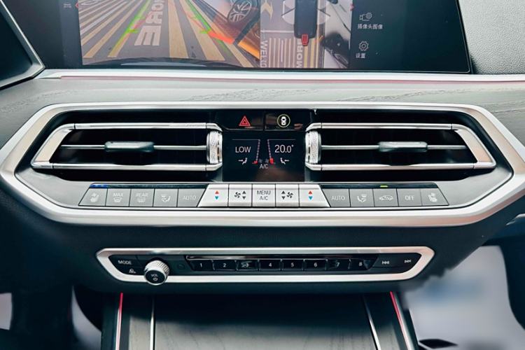 Used BMW X7 2021 Facelifted xDrive40i Luxury Package with Leading Features
