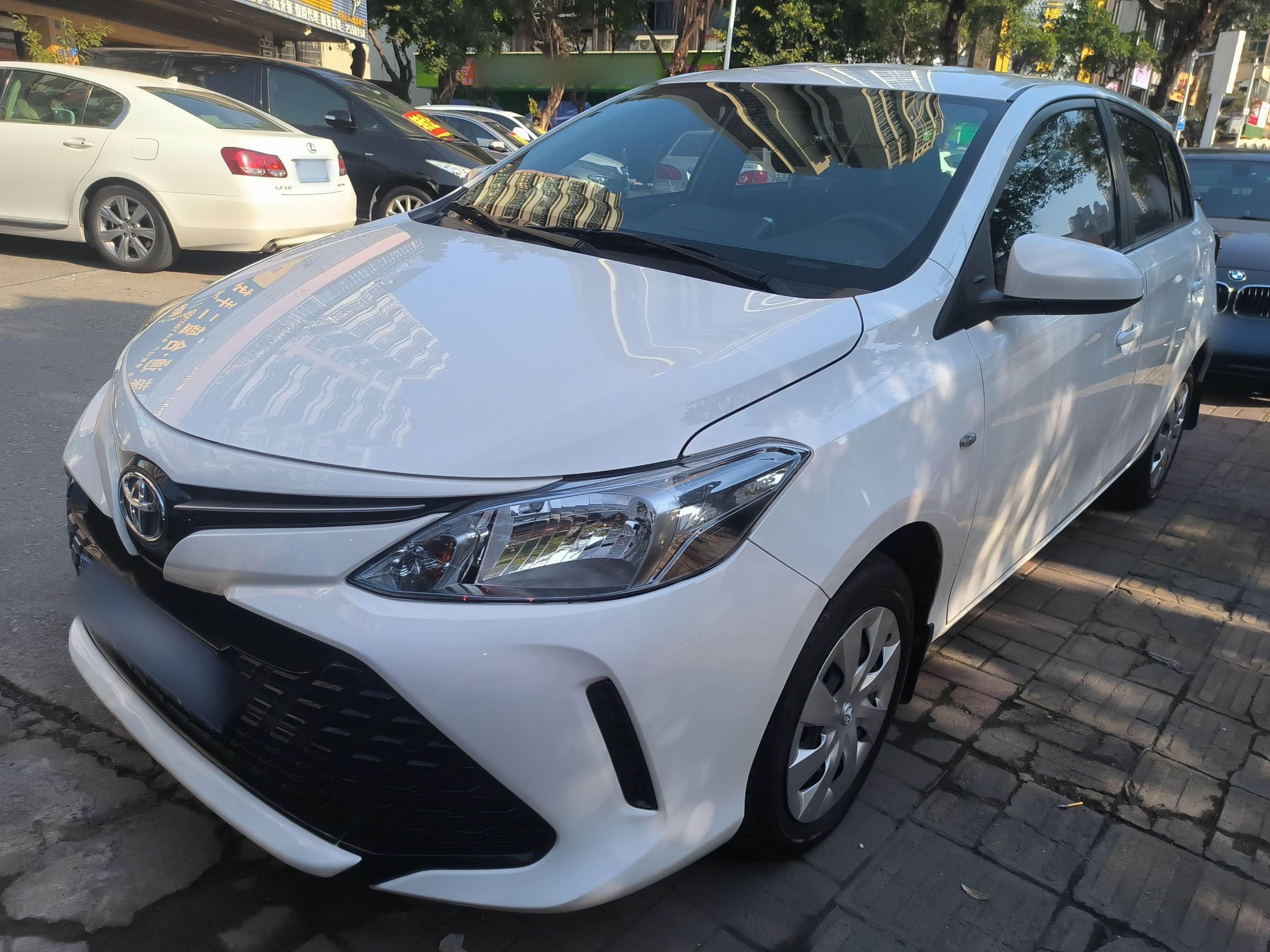 تحت مقدمة السيارة