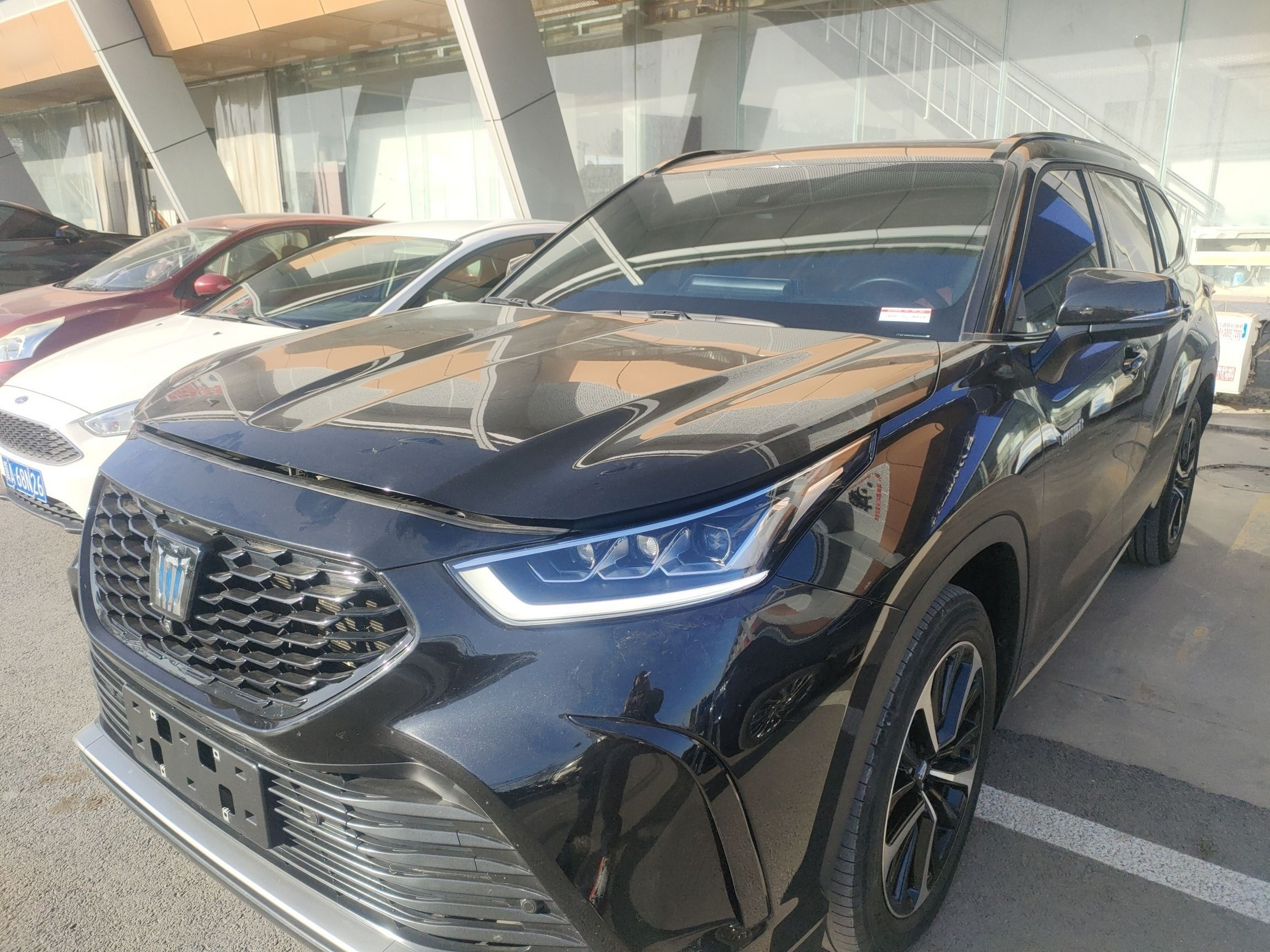 Под передней частью автомобиля