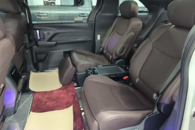 Used Toyota Sienna 2023 2.5L Hybrid Platinum Edition
