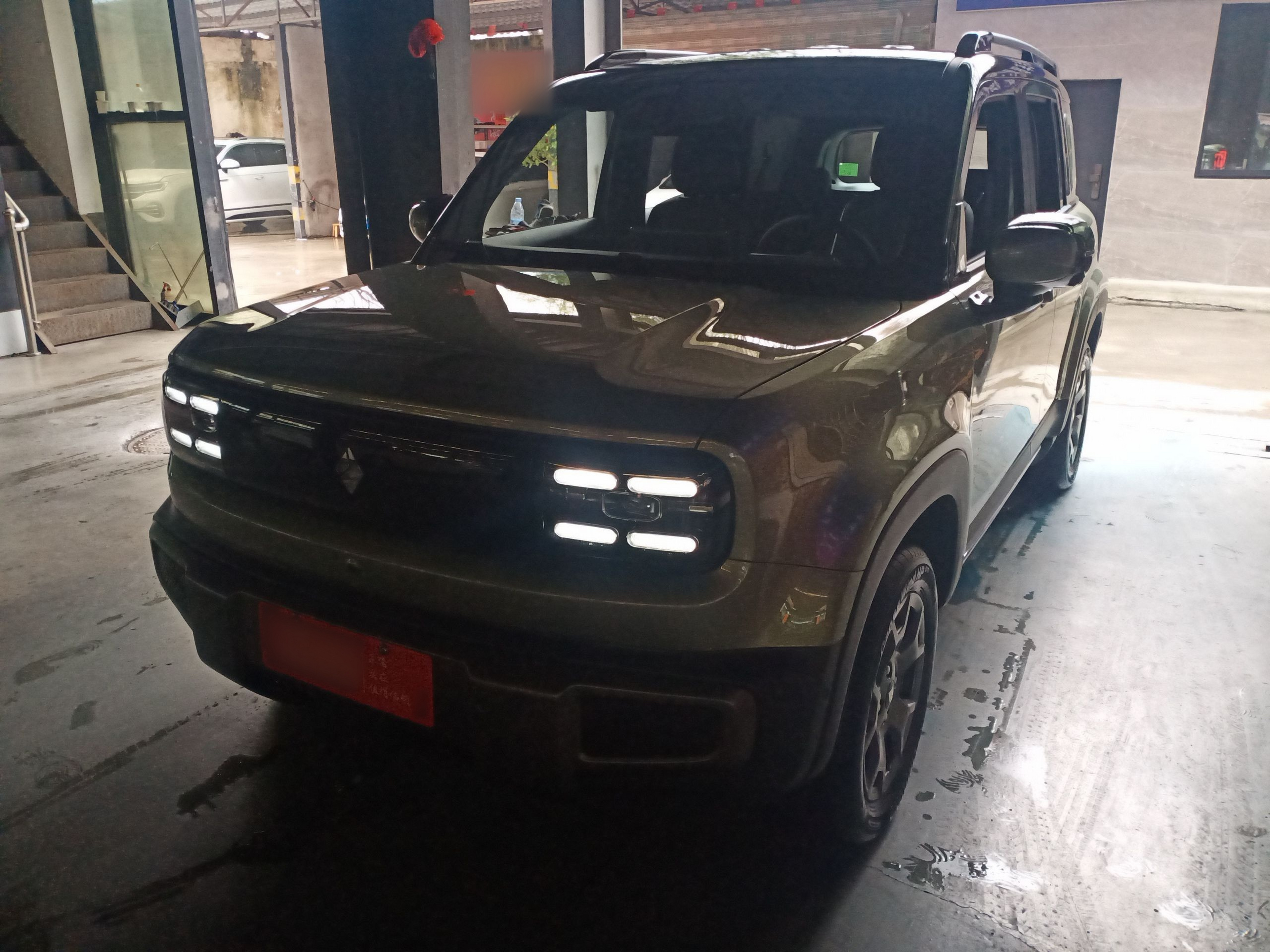 Под передней частью автомобиля