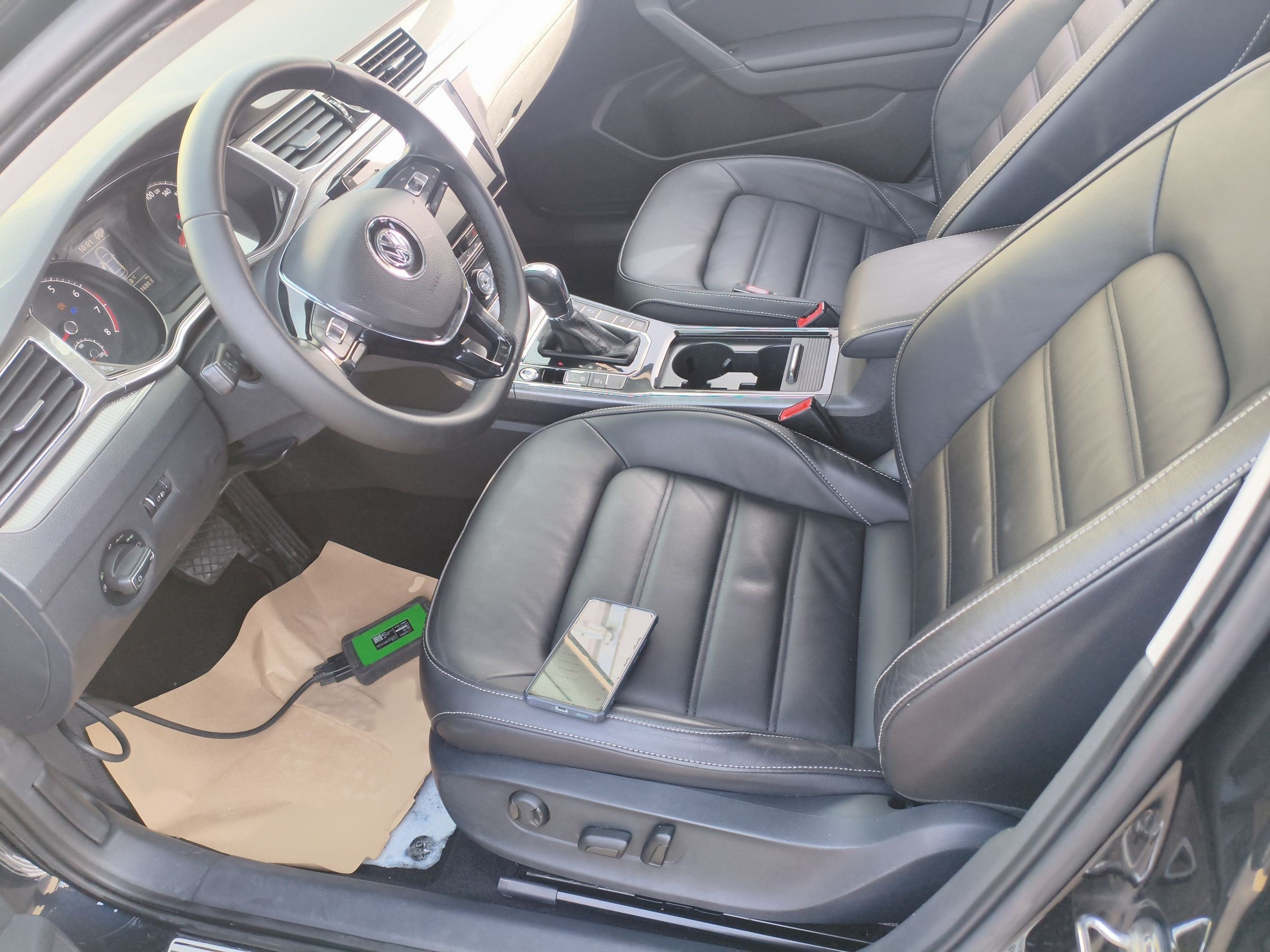 Переднее сиденье в автомобиле