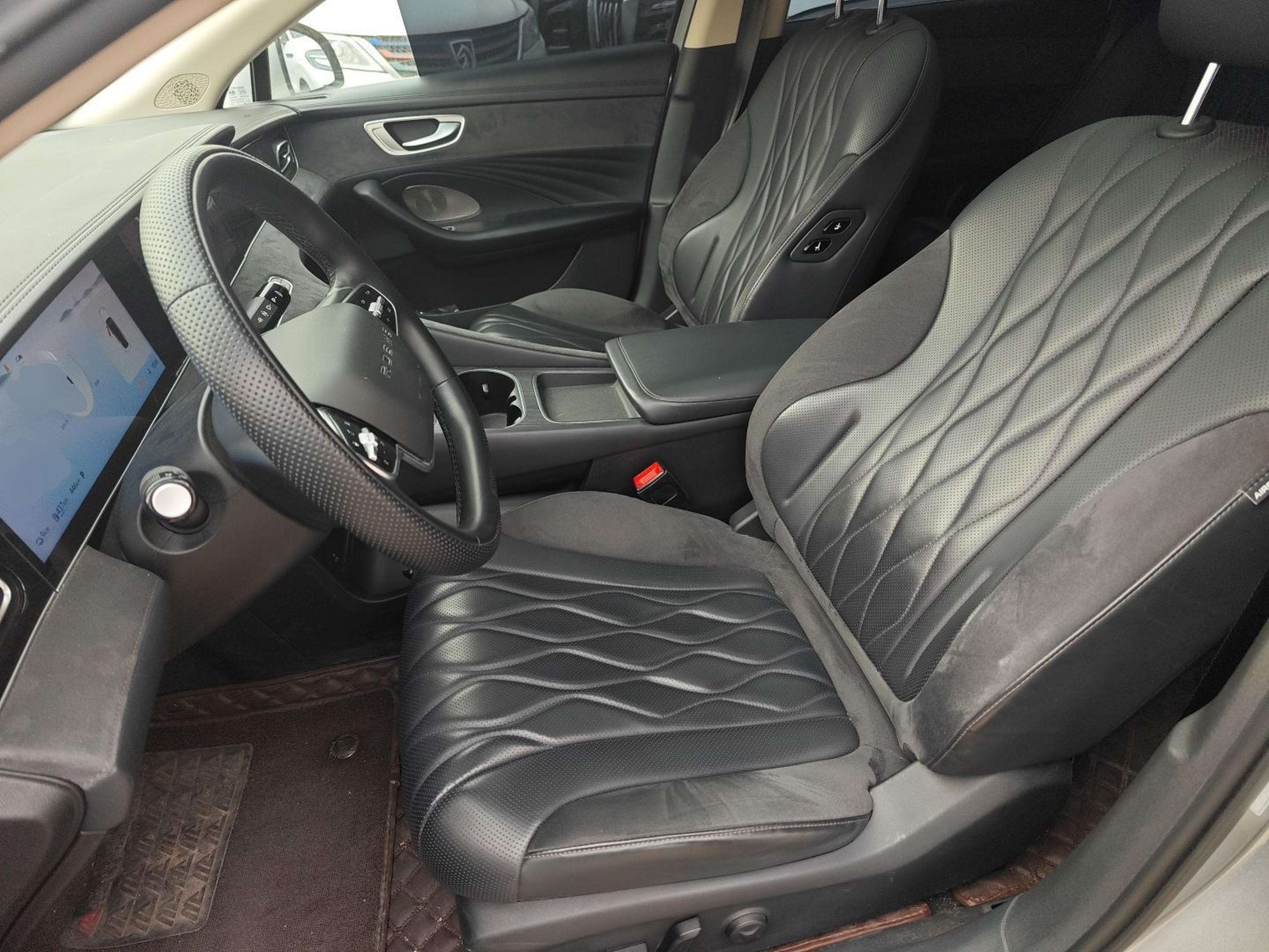 Переднее сиденье в автомобиле