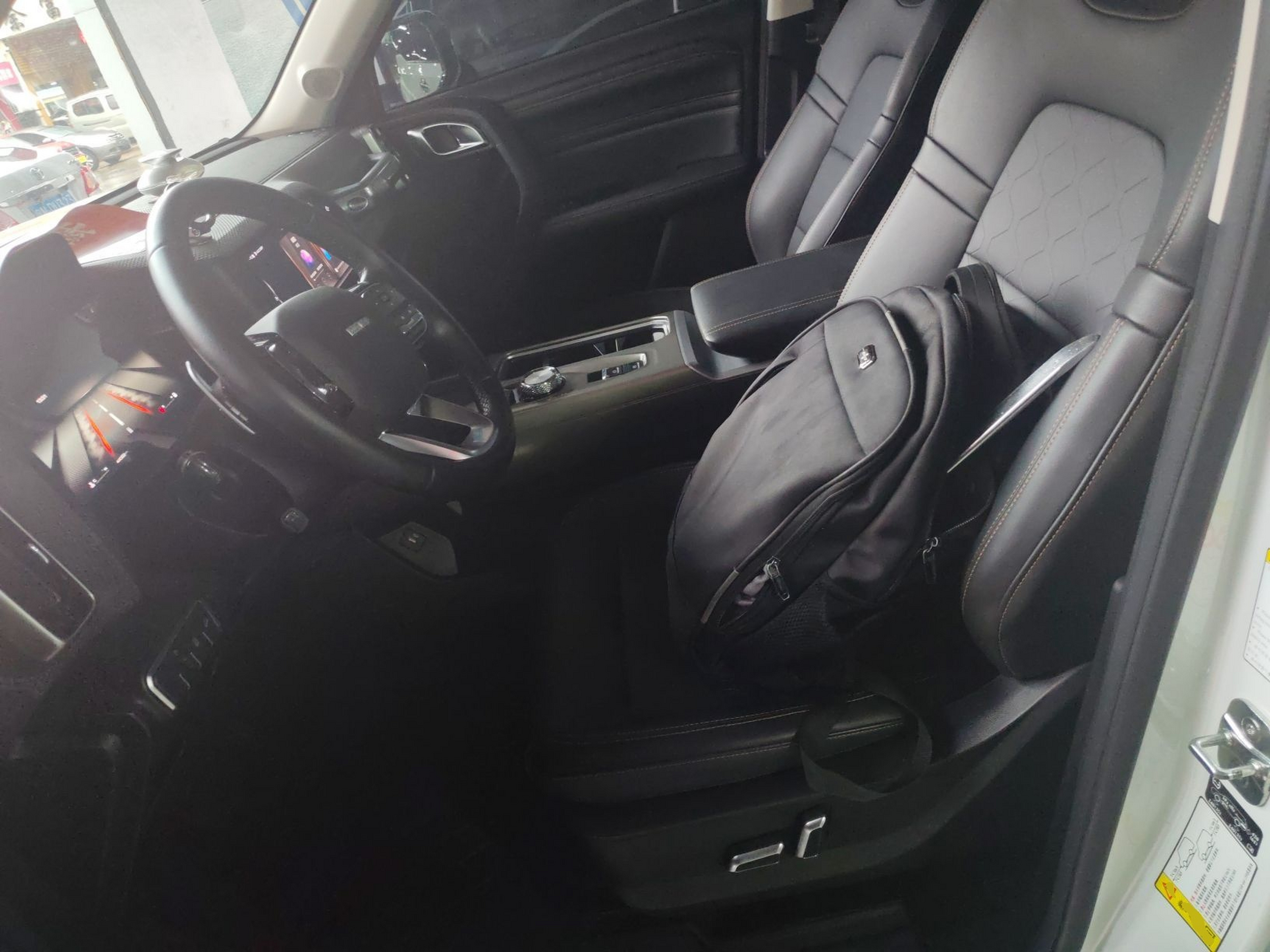 المقاعد الأمامية داخل السيارة