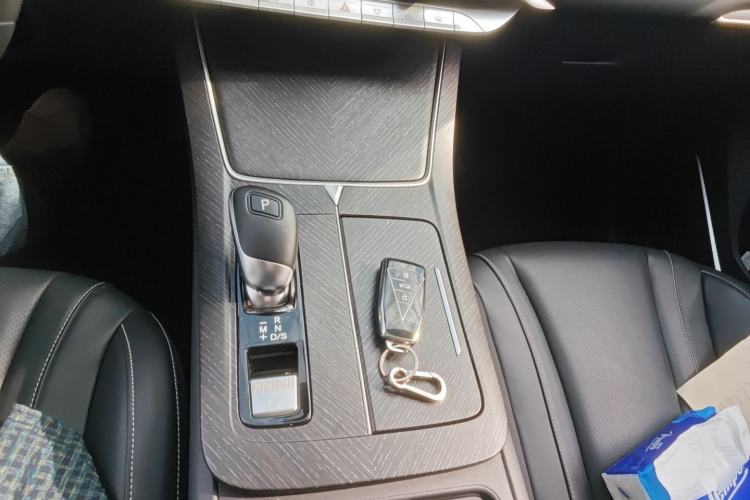 Used Venucia V 2022 260T Black Horse Edition · Idol