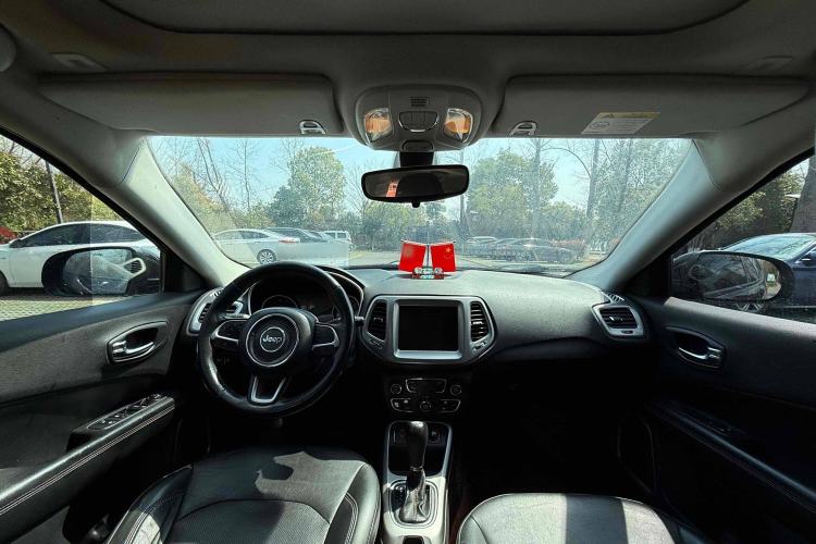 Used  Compass 2017 200T Automatic Family Edition
