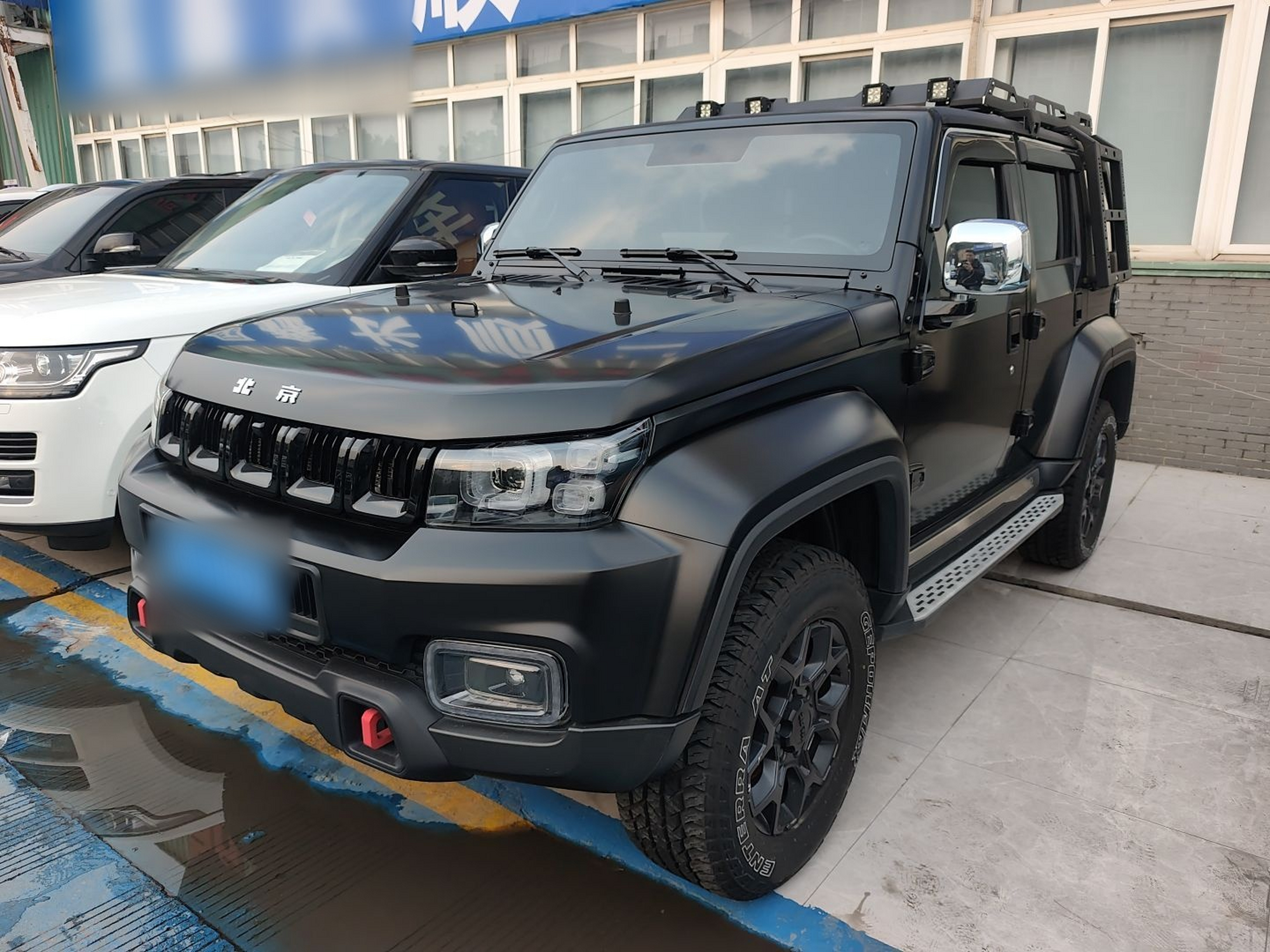 Под передней частью автомобиля