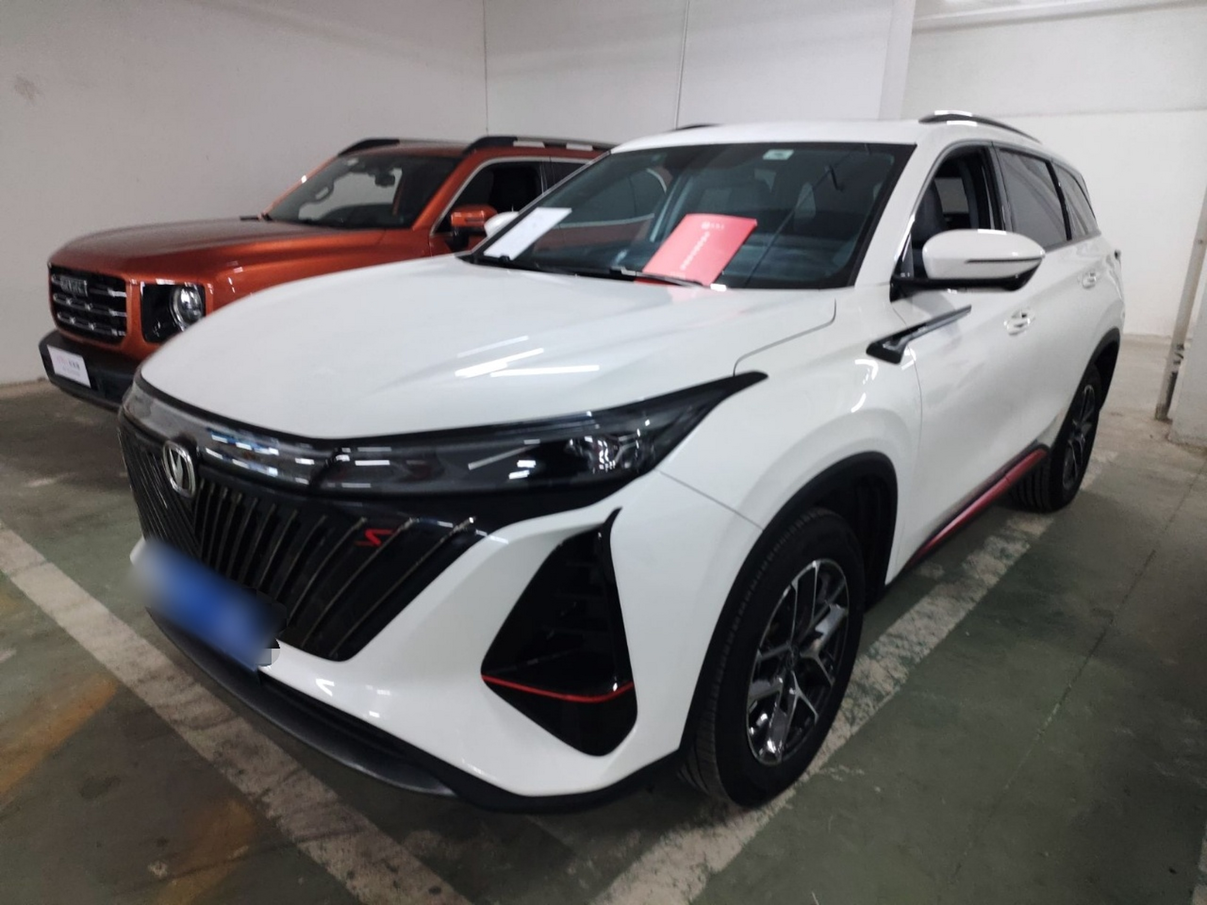 Под передней частью автомобиля