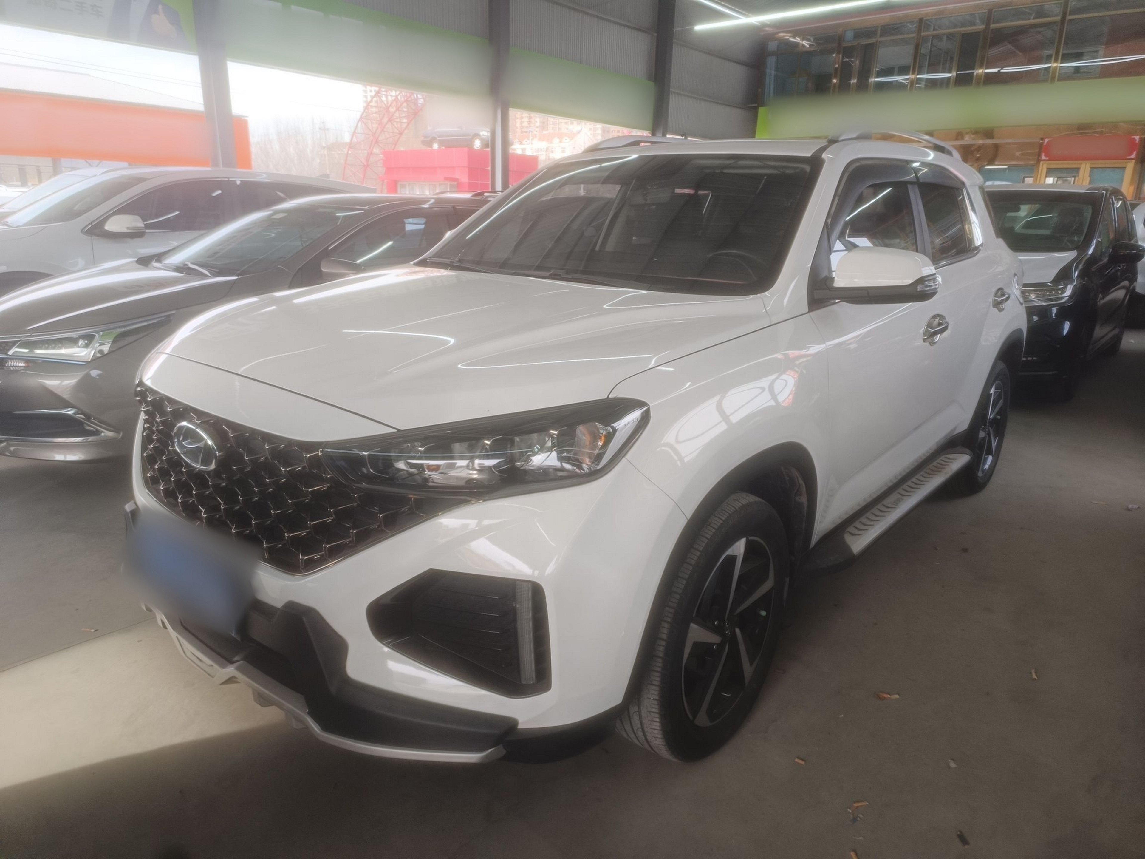 تحت مقدمة السيارة