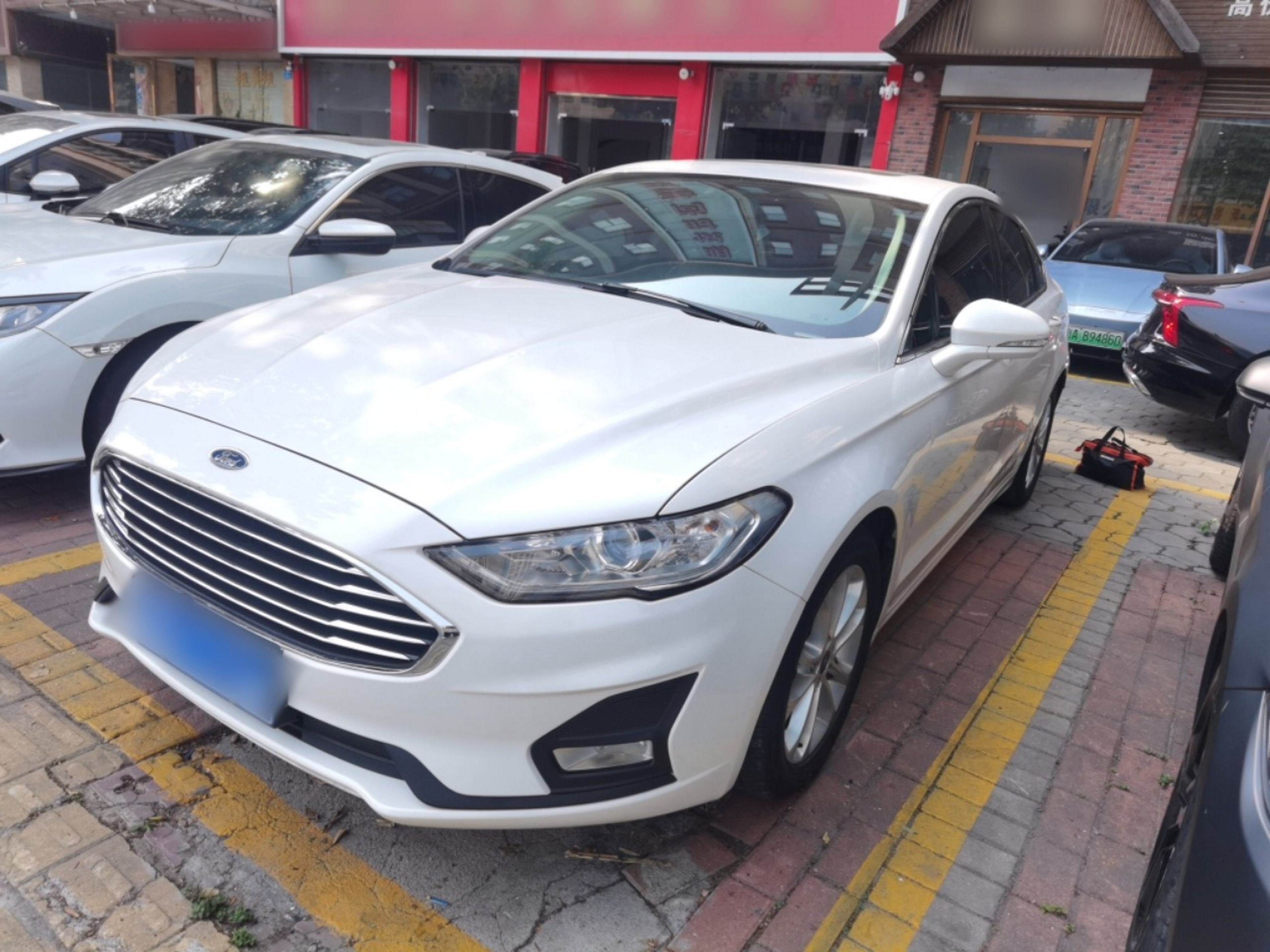 Под передней частью автомобиля