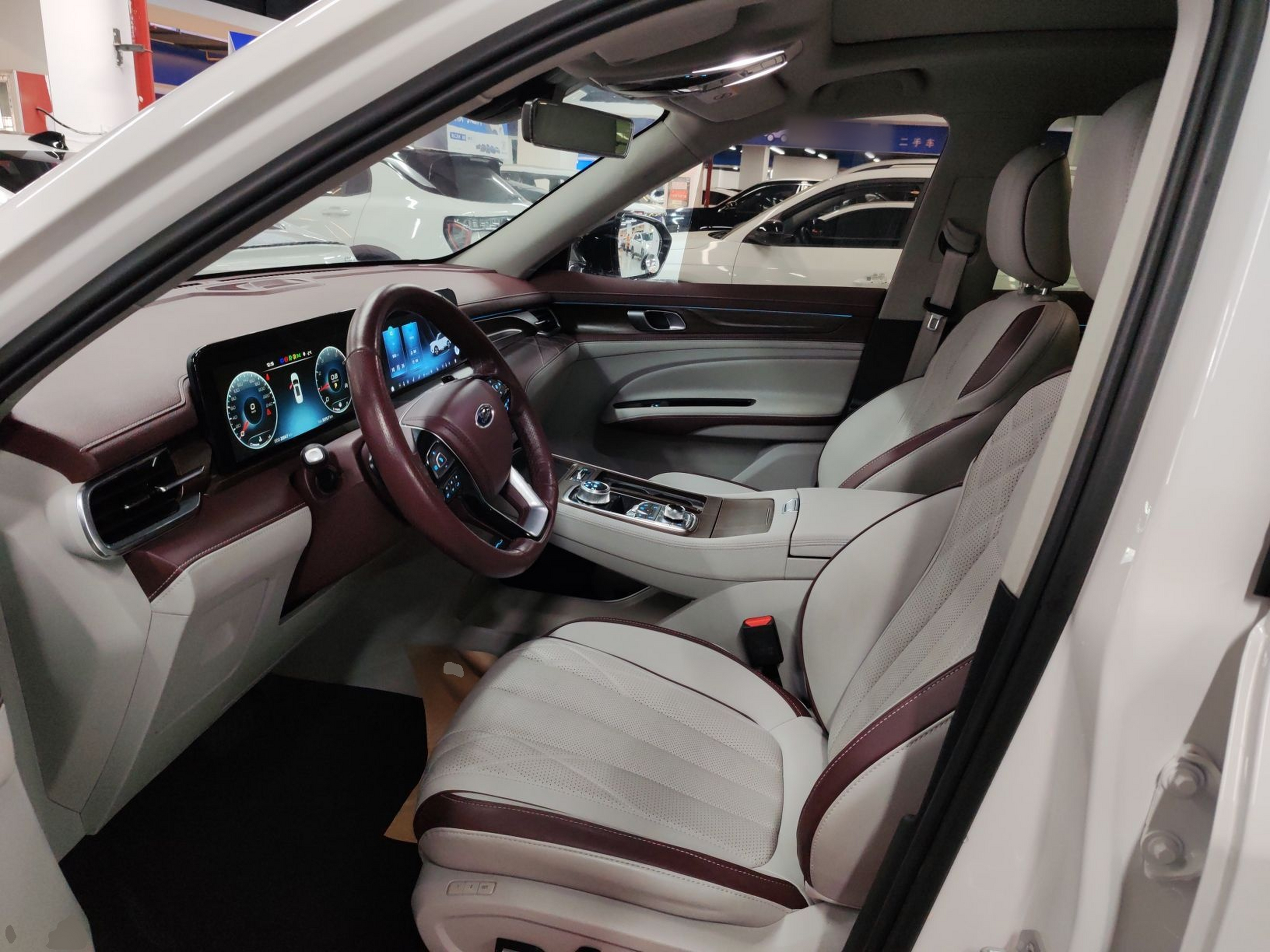 المقاعد الأمامية داخل السيارة