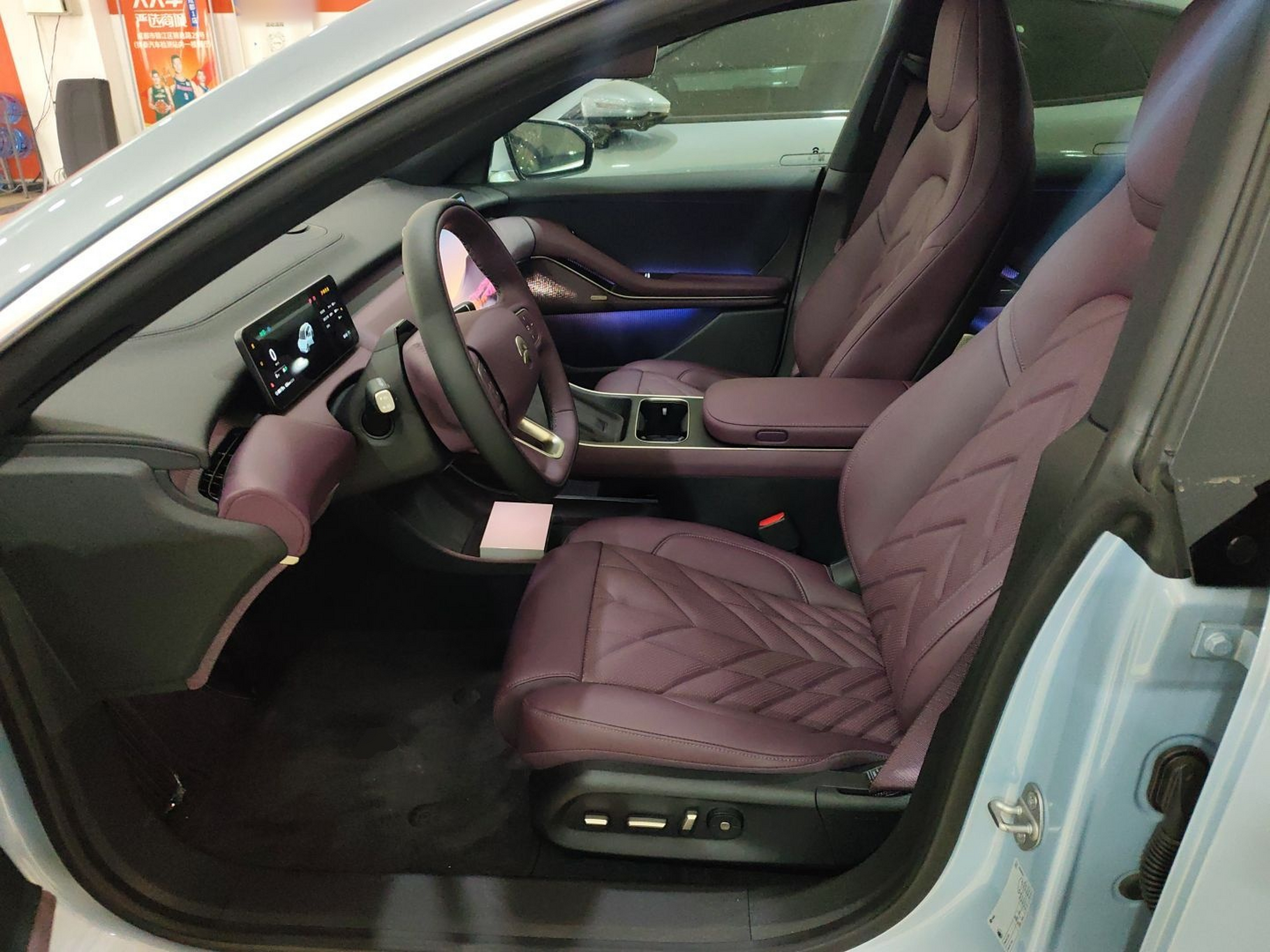 المقاعد الأمامية داخل السيارة