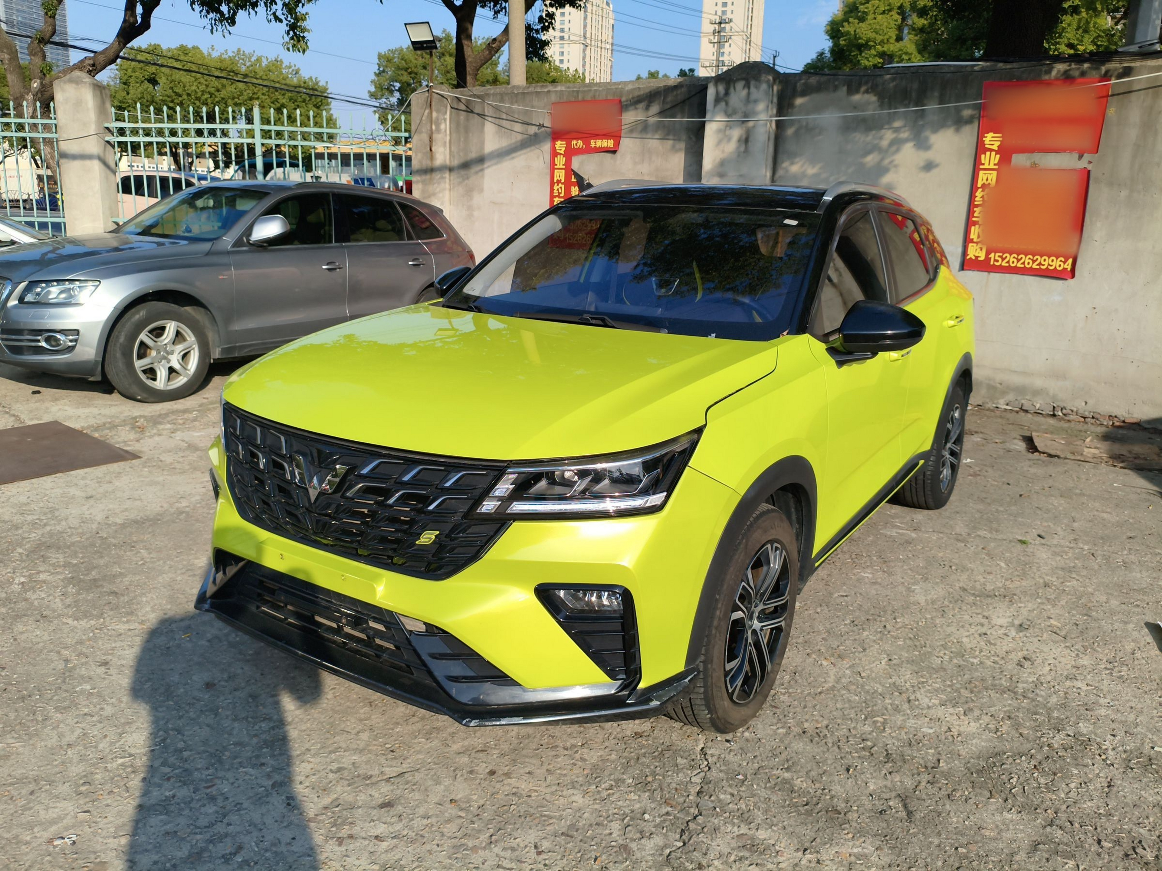 Под передней частью автомобиля