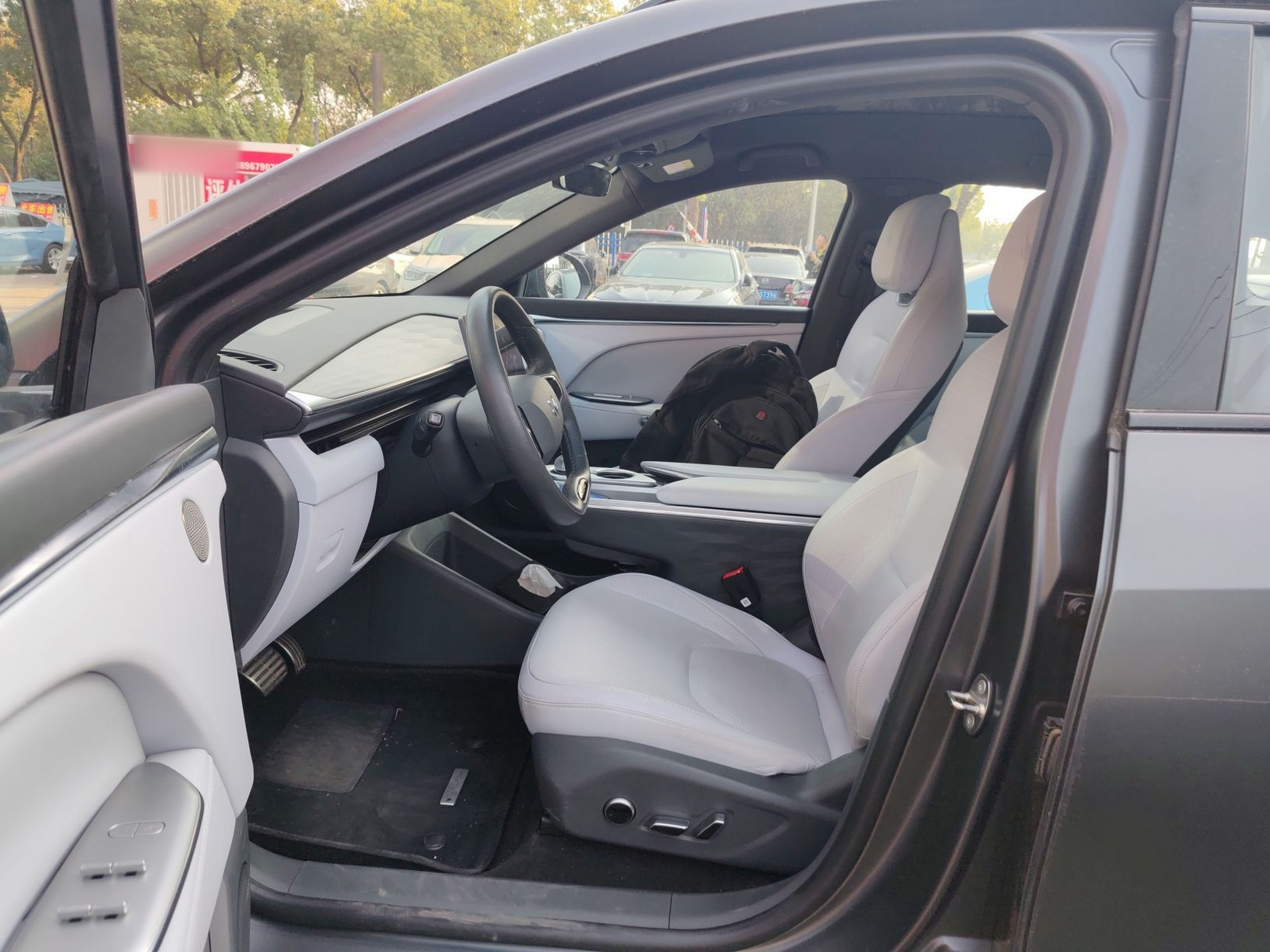 المقاعد الأمامية داخل السيارة