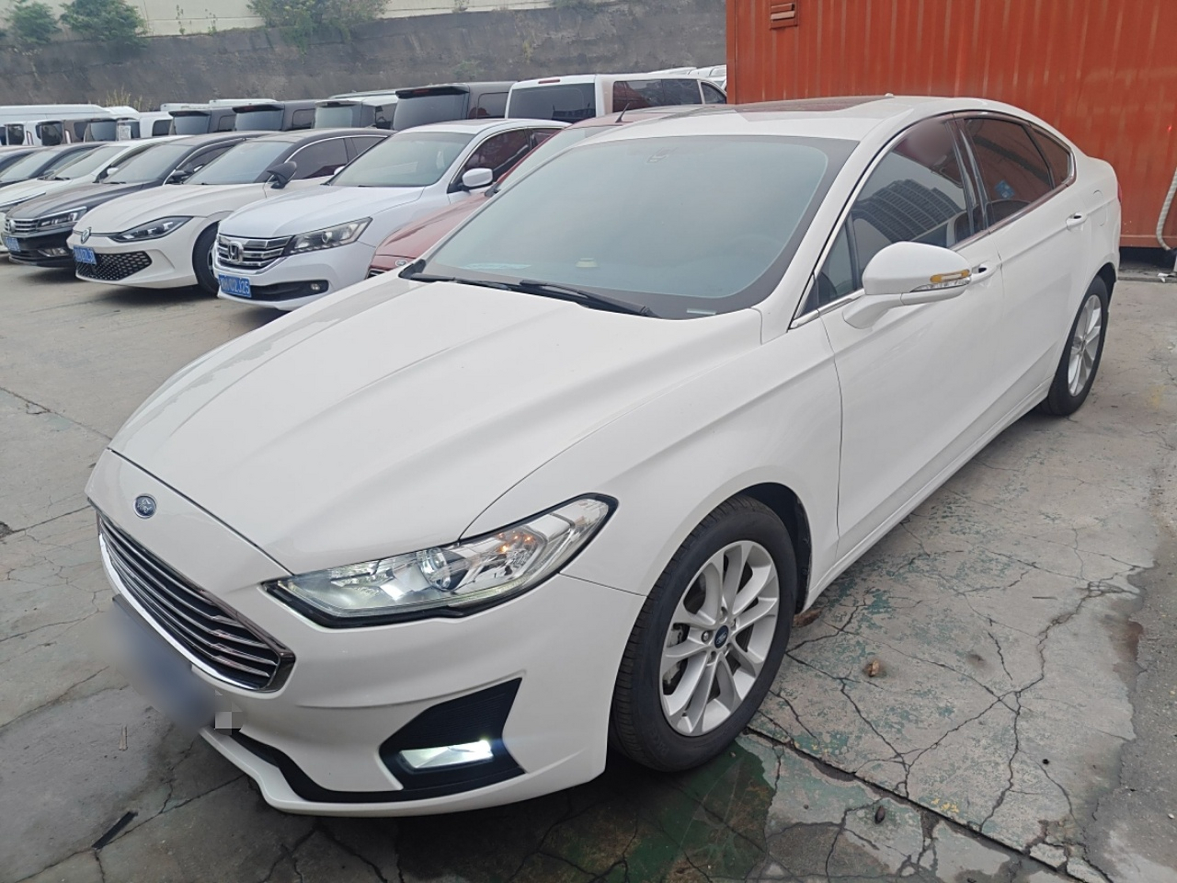 تحت مقدمة السيارة