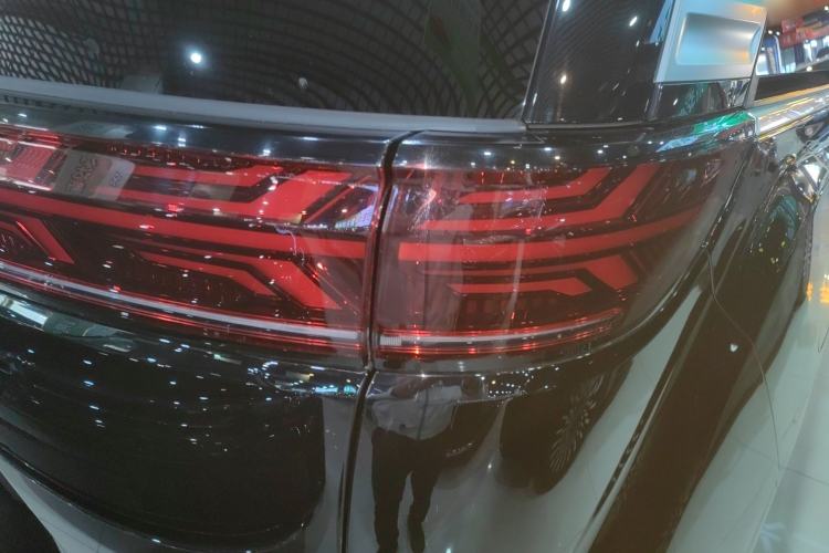 Used Denza D9 2025 DM-i Intelligent Drive 1020 Four-Wheel Drive Flagship Model