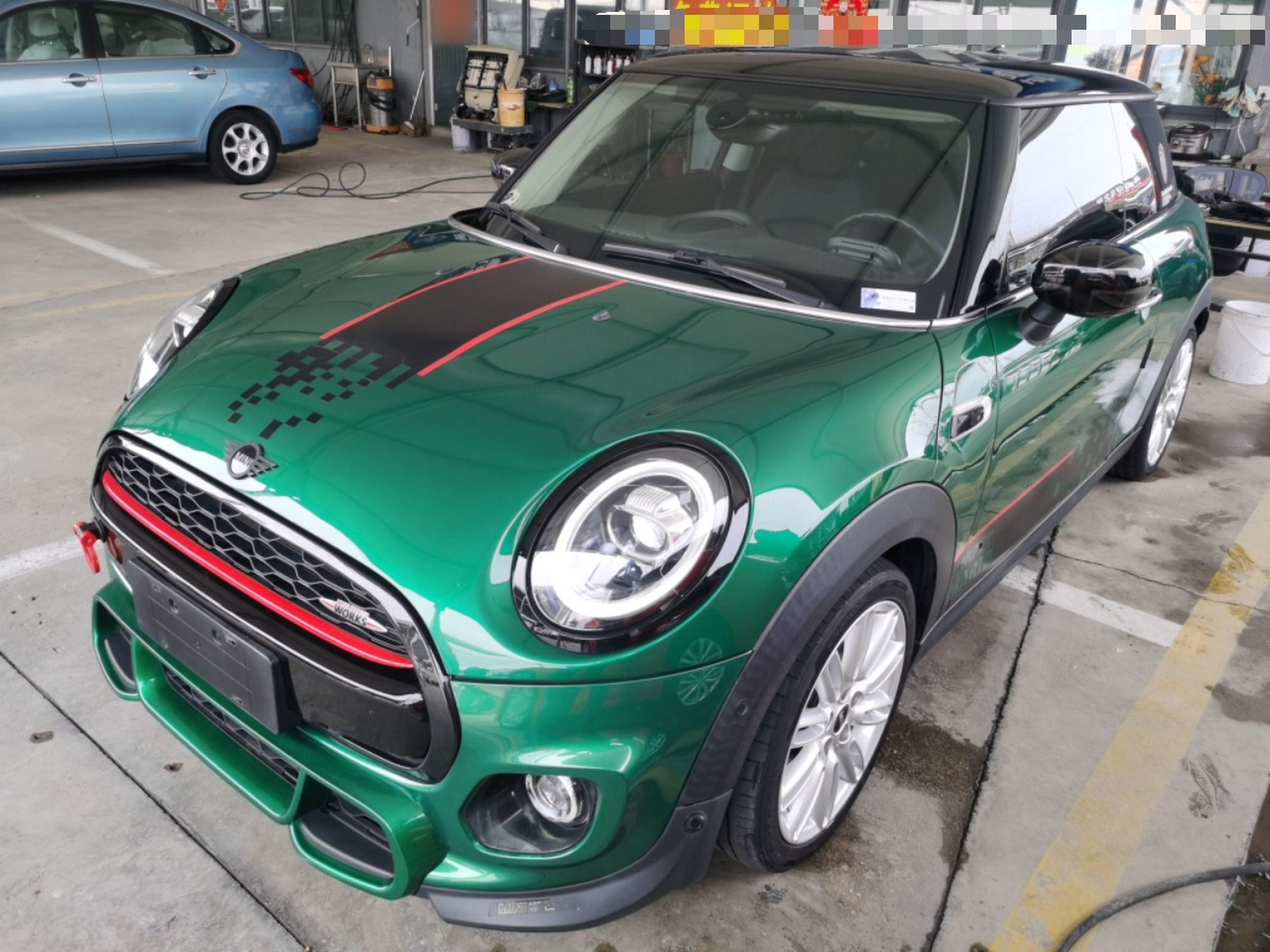 تحت مقدمة السيارة