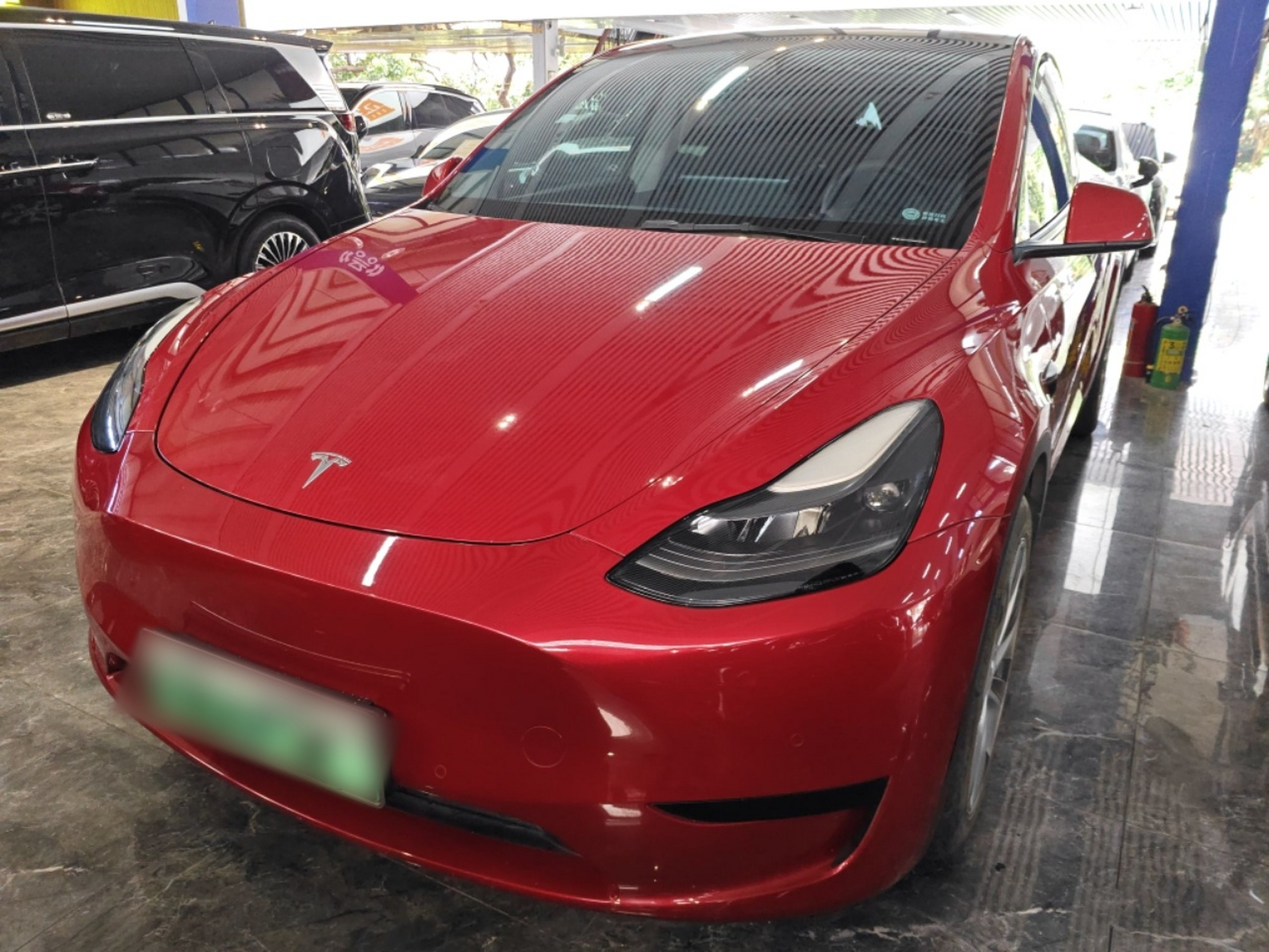 Под передней частью автомобиля