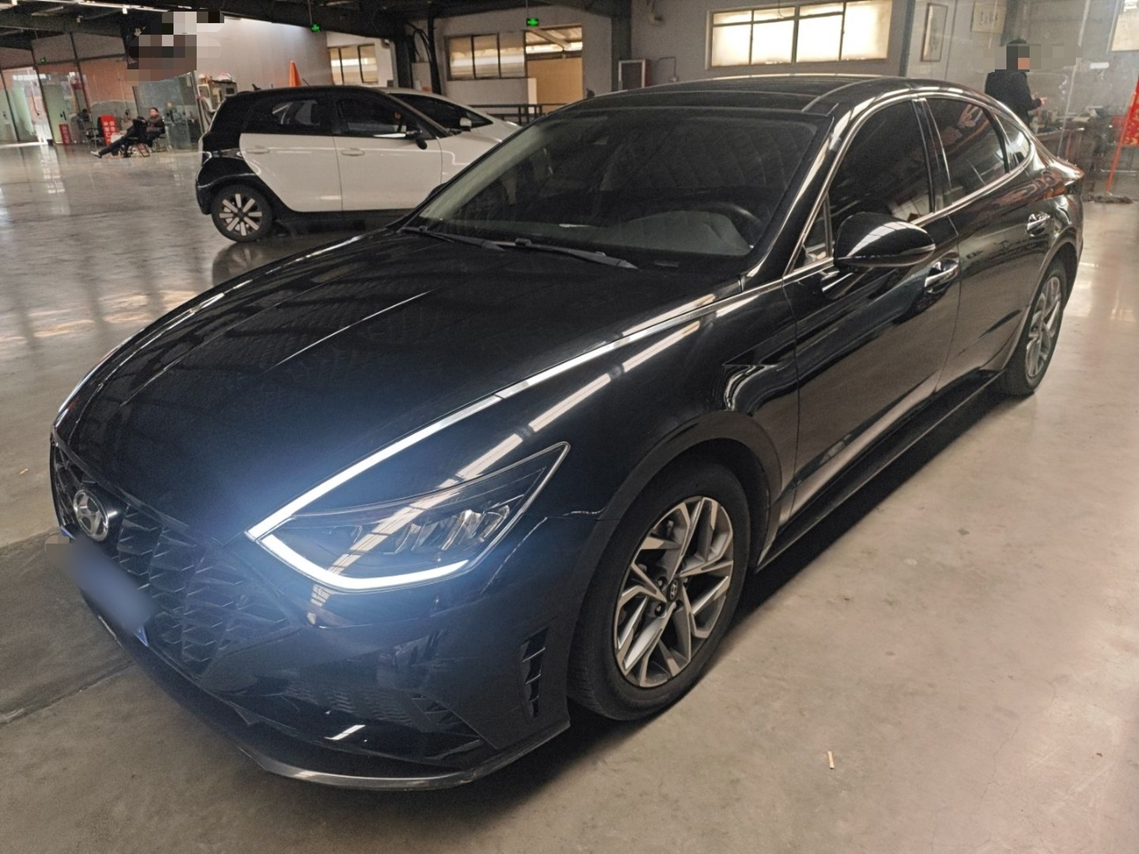 Под передней частью автомобиля