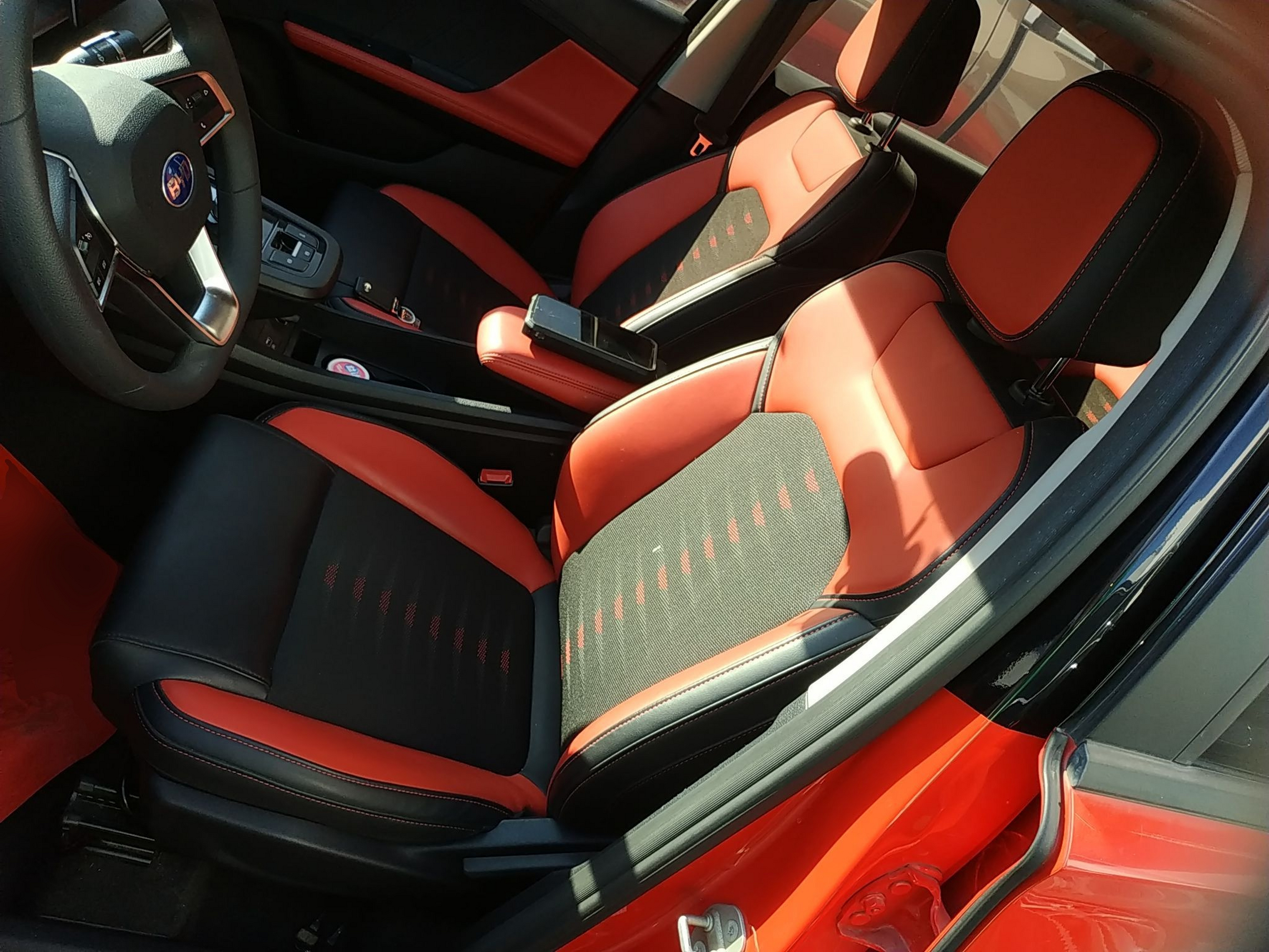 المقاعد الأمامية داخل السيارة