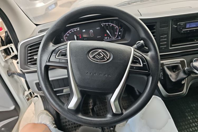 Used SAIC MAXUS Xintu V80 2023 2.0T AMT Classic Aoyuntong Short Wheelbase Mid-Roof 5/6-Seater
