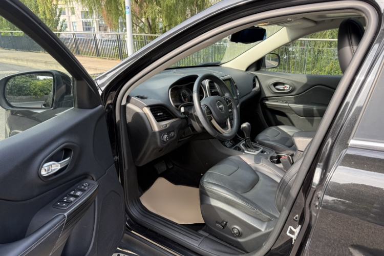 Used  Cherokee 2016 2.4L Leading Smart Version
