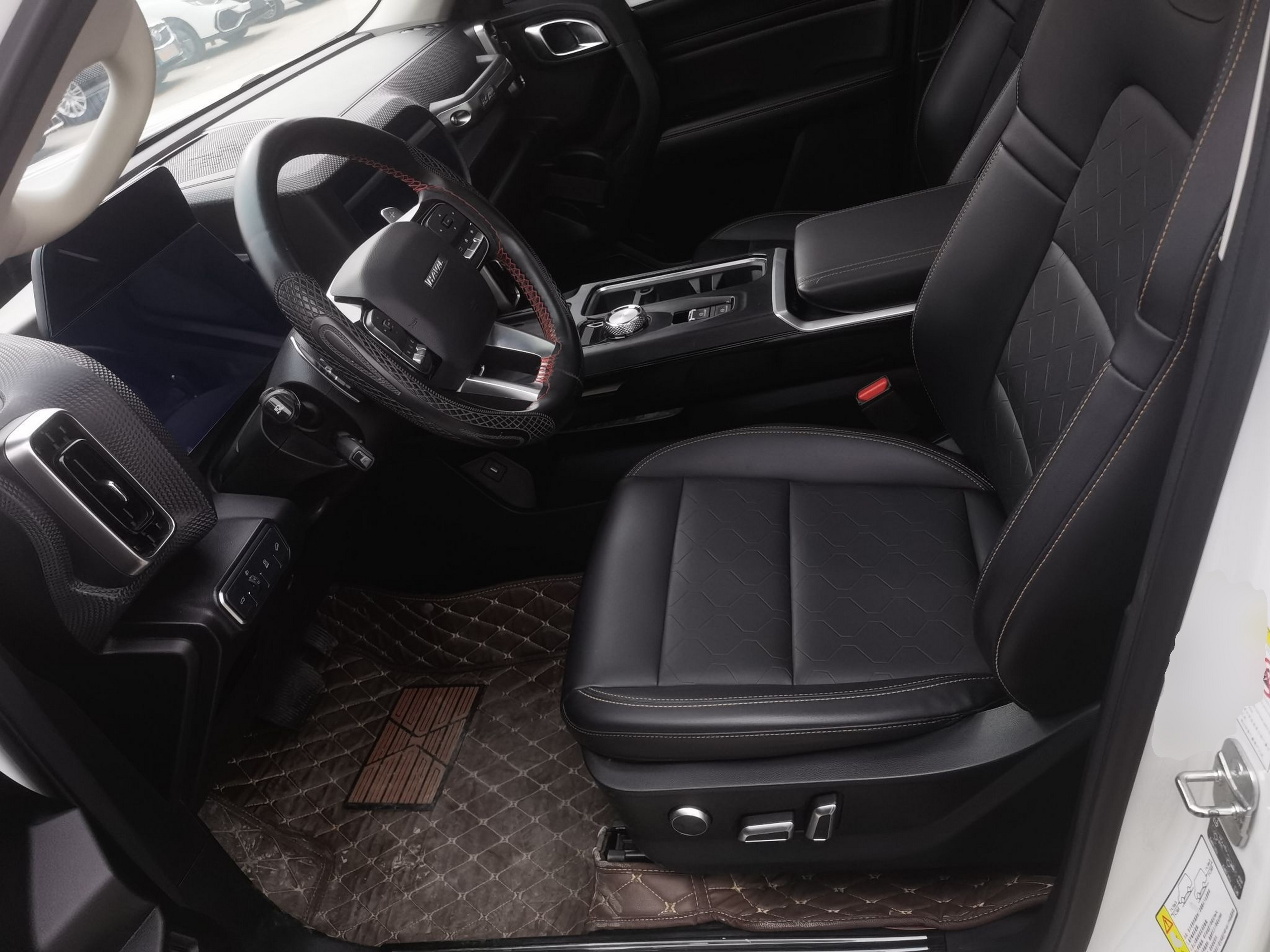 المقاعد الأمامية داخل السيارة