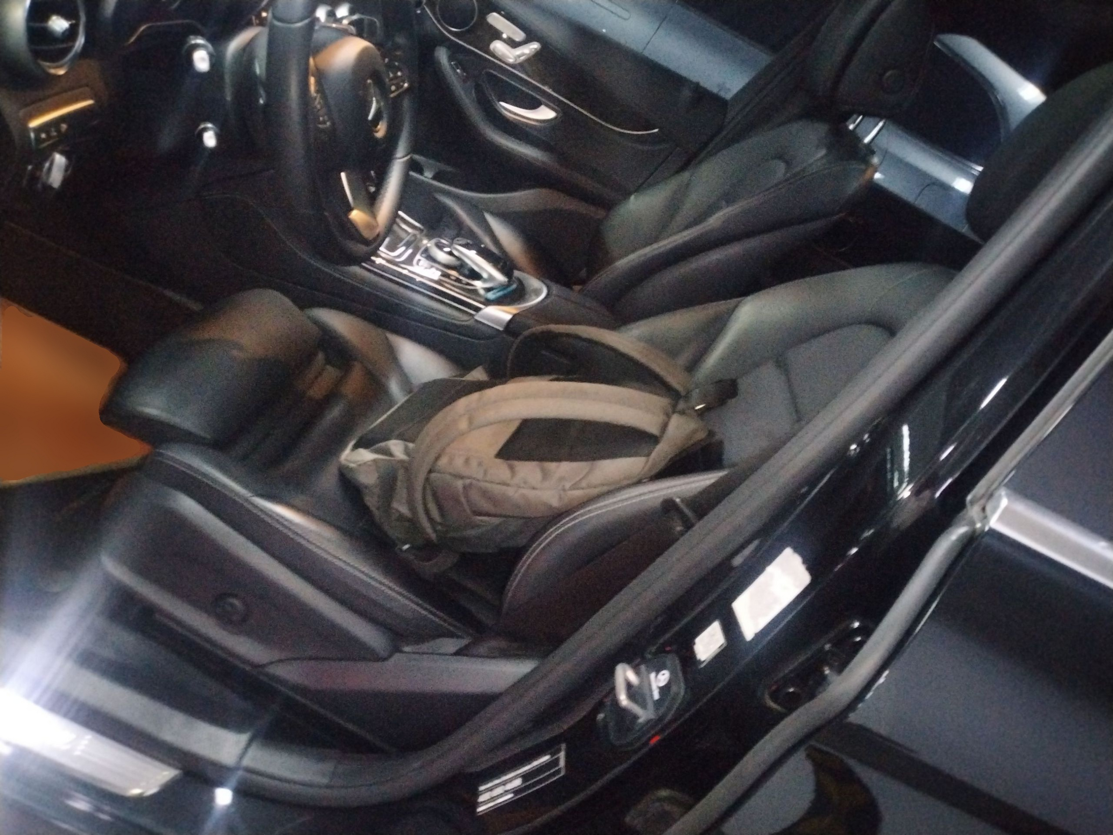 المقاعد الأمامية داخل السيارة