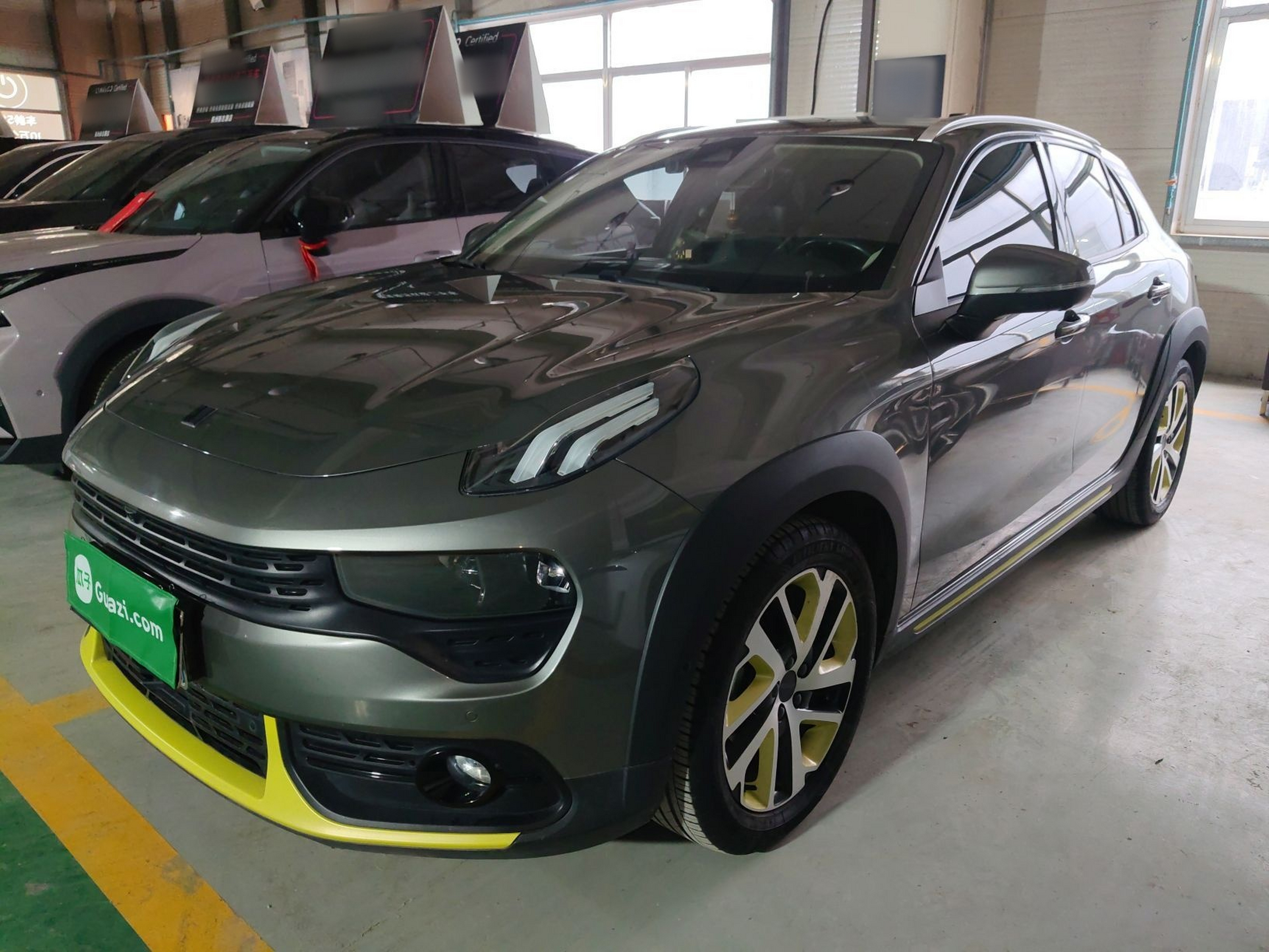 Под передней частью автомобиля