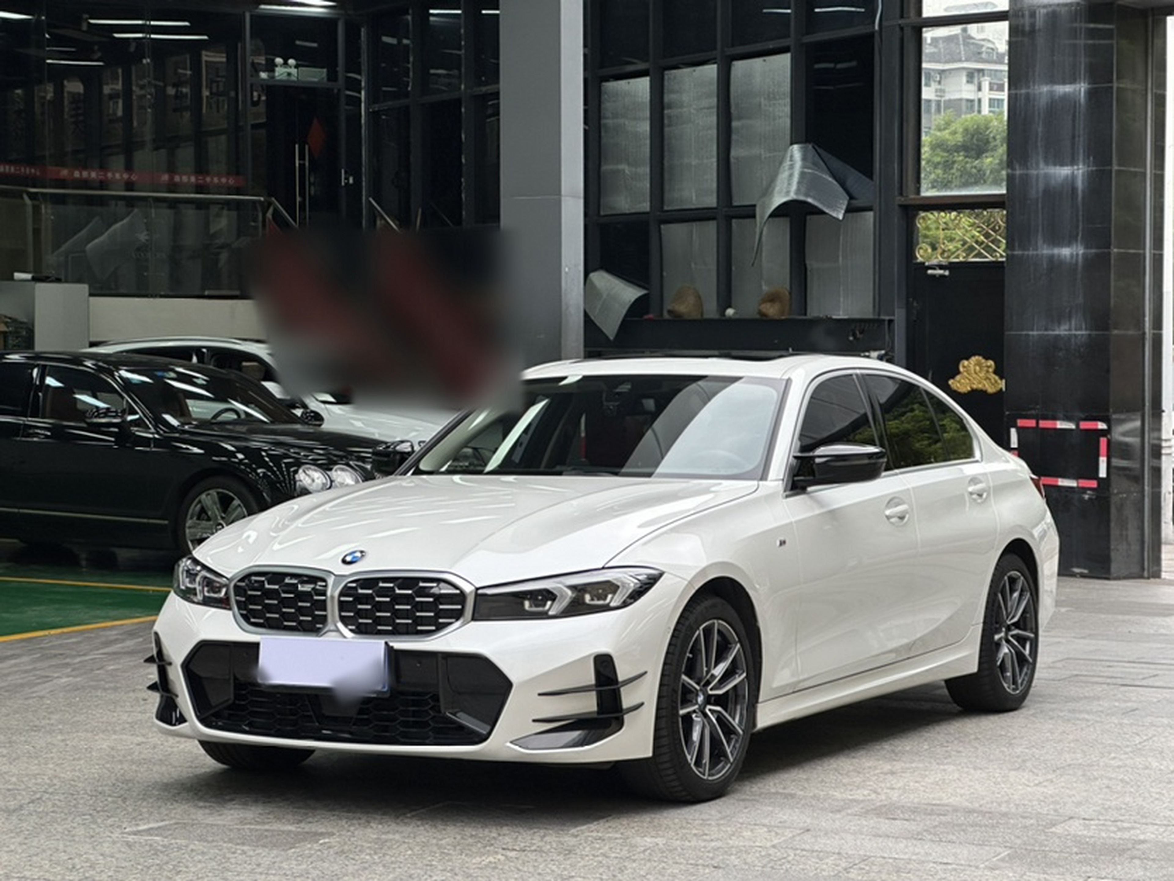 تحت مقدمة السيارة