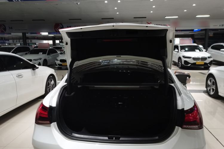 Used Mercedes-Benz A-Class 2022 Revised Version A 200 L Sport Sedan Fashionable Style
