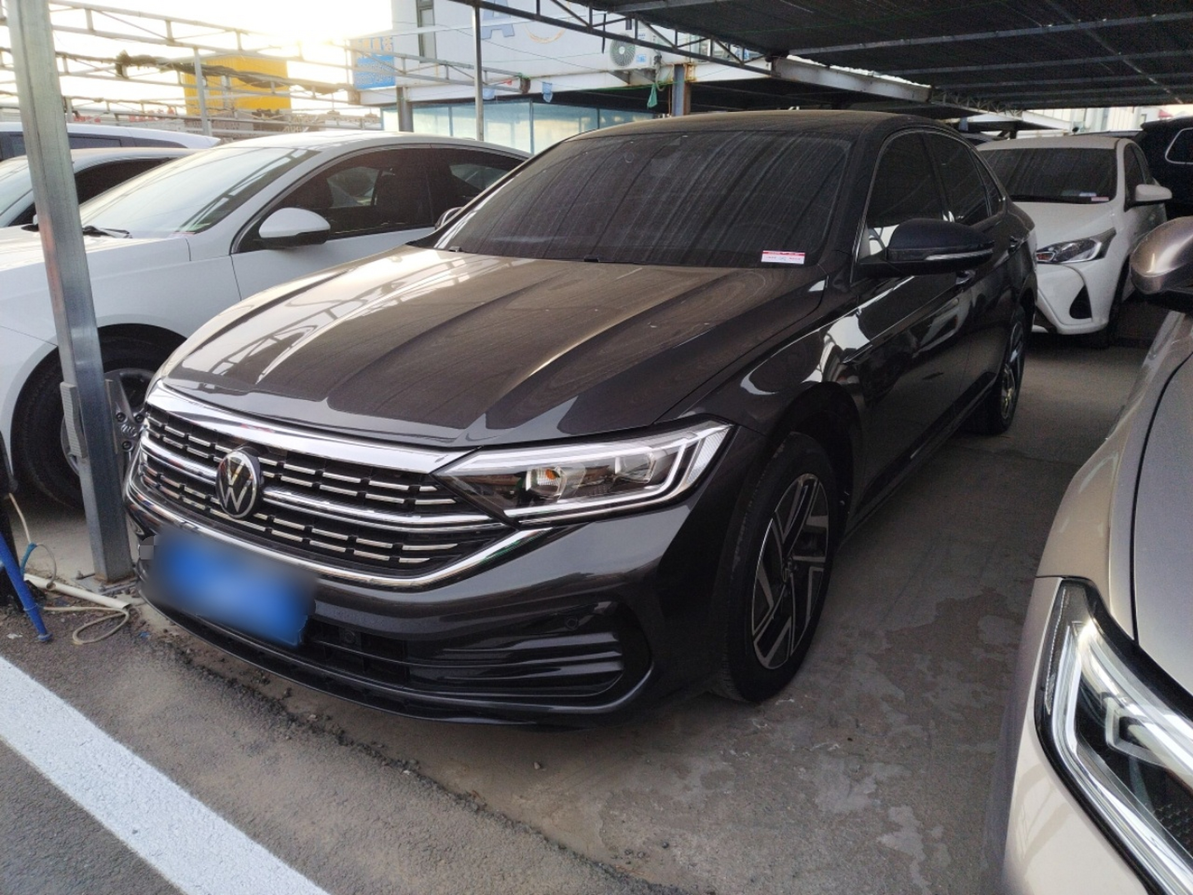 تحت مقدمة السيارة