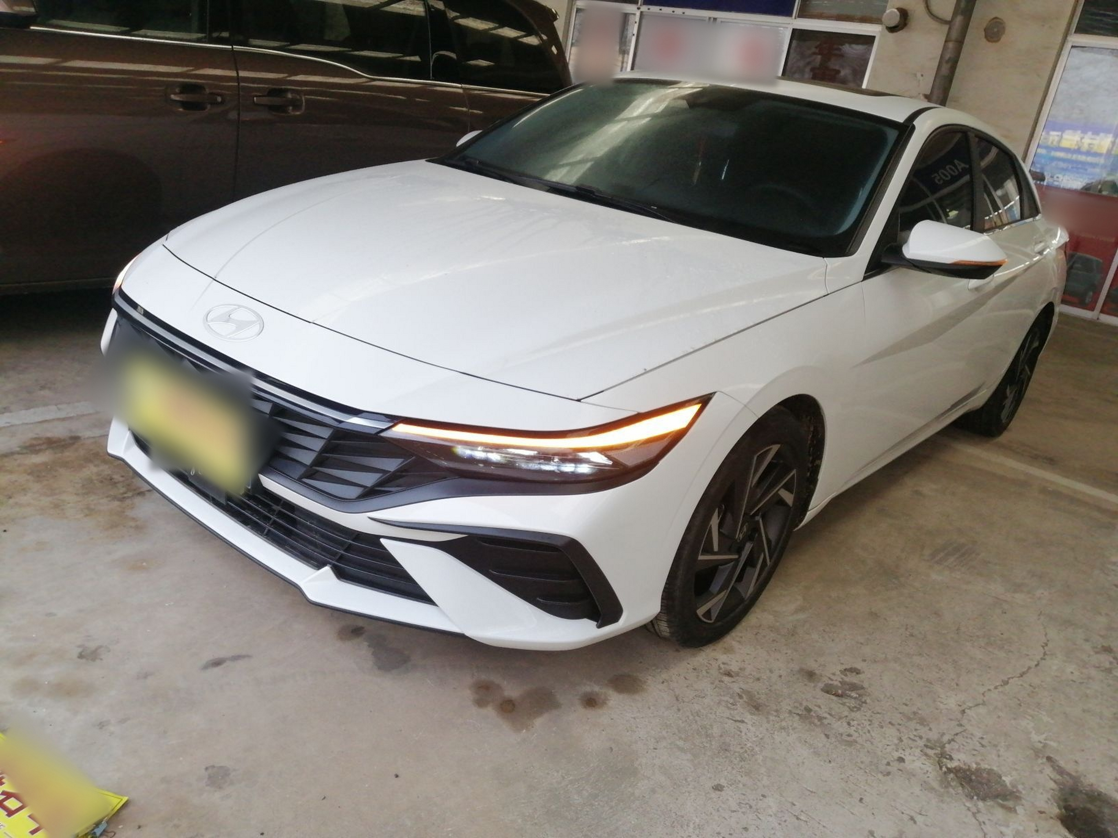 Под передней частью автомобиля