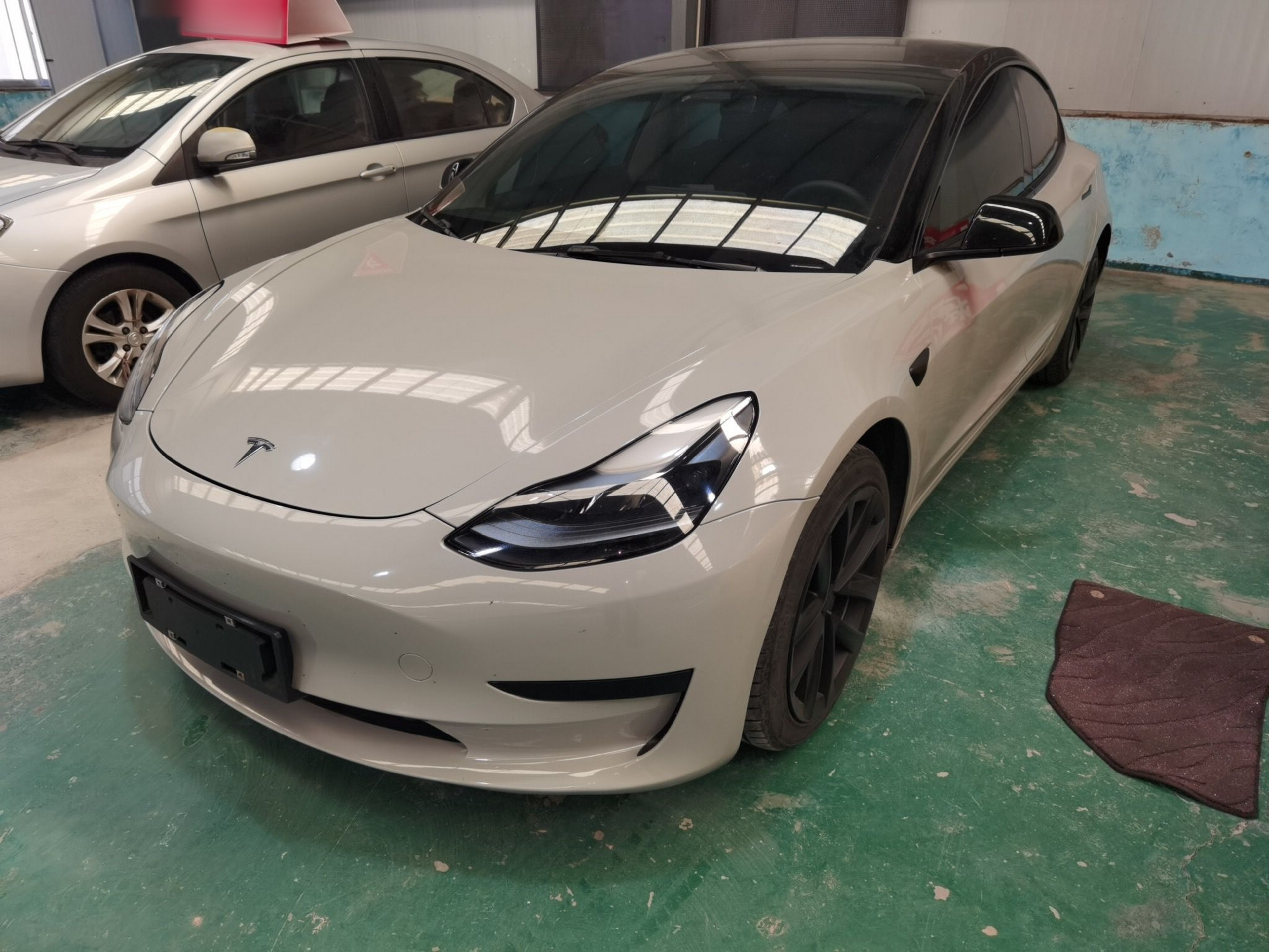 تحت مقدمة السيارة