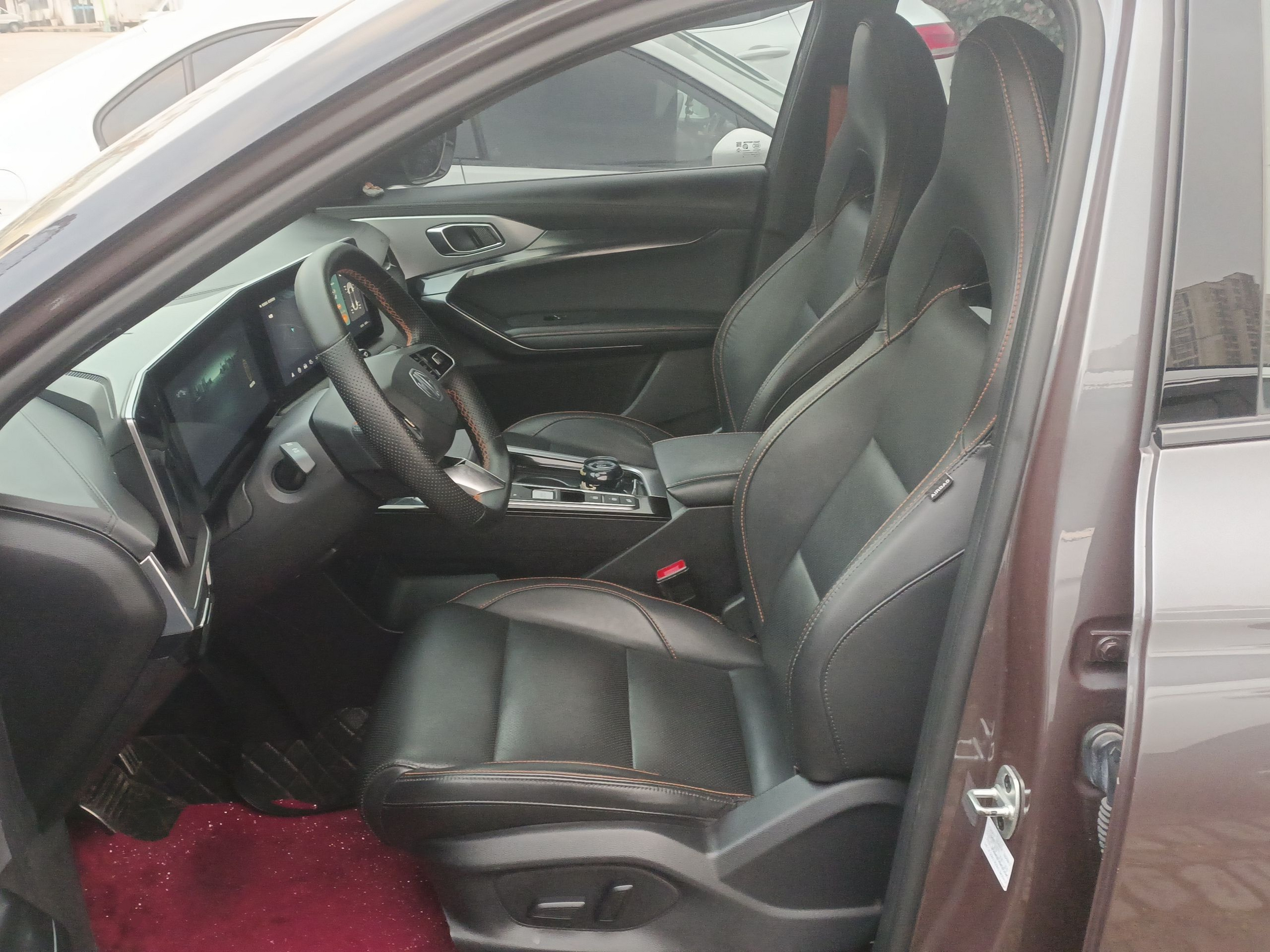 Переднее сиденье в автомобиле