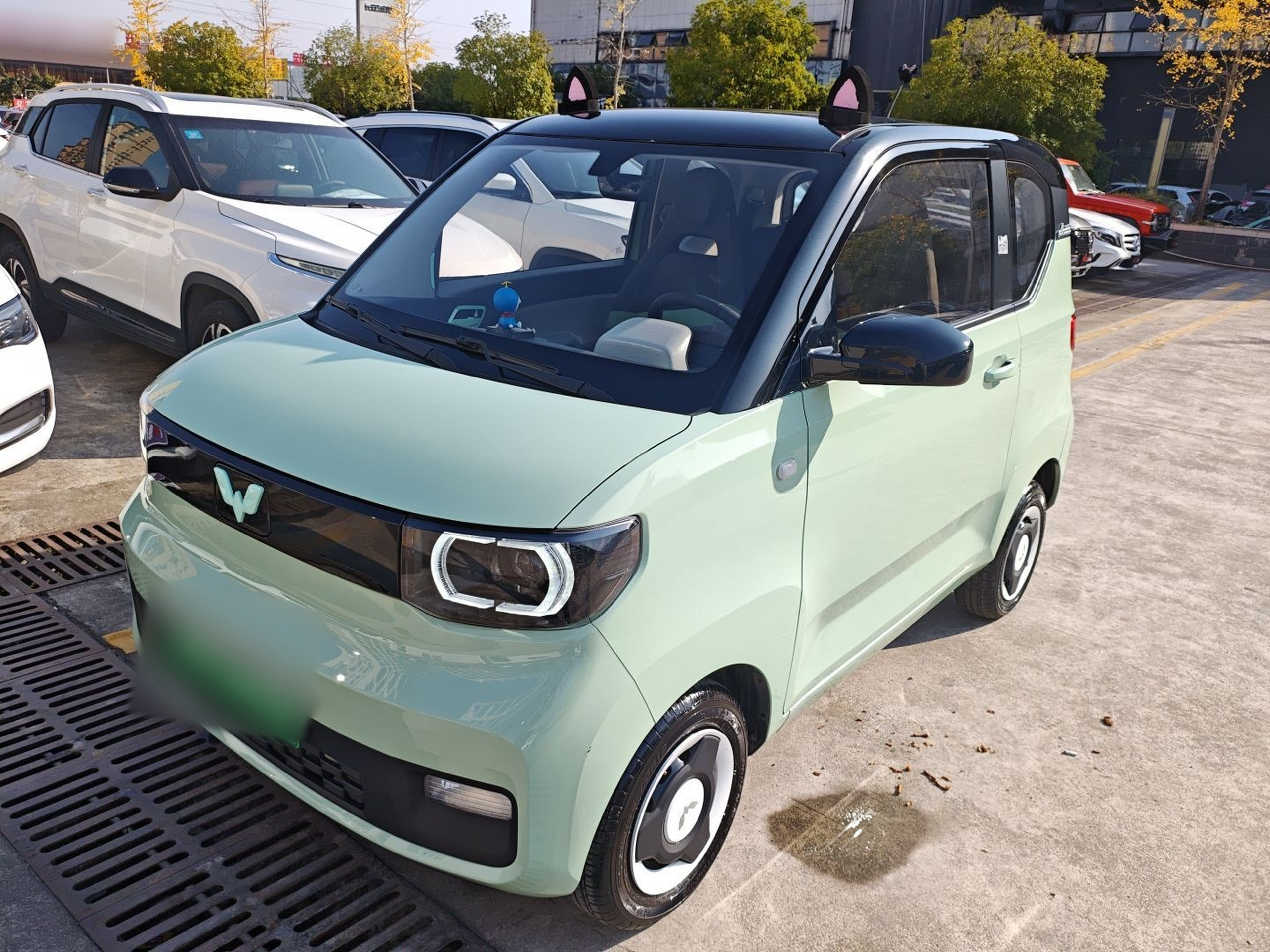 Под передней частью автомобиля