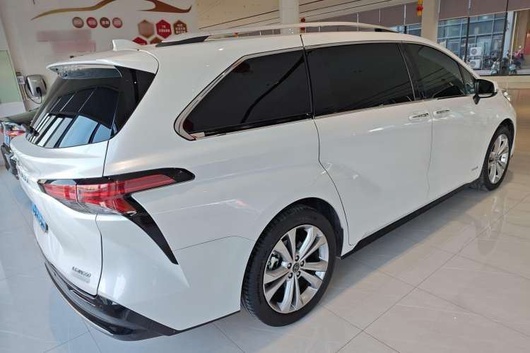 Used Toyota Sienna 2023 2.5L Hybrid Deluxe Edition
