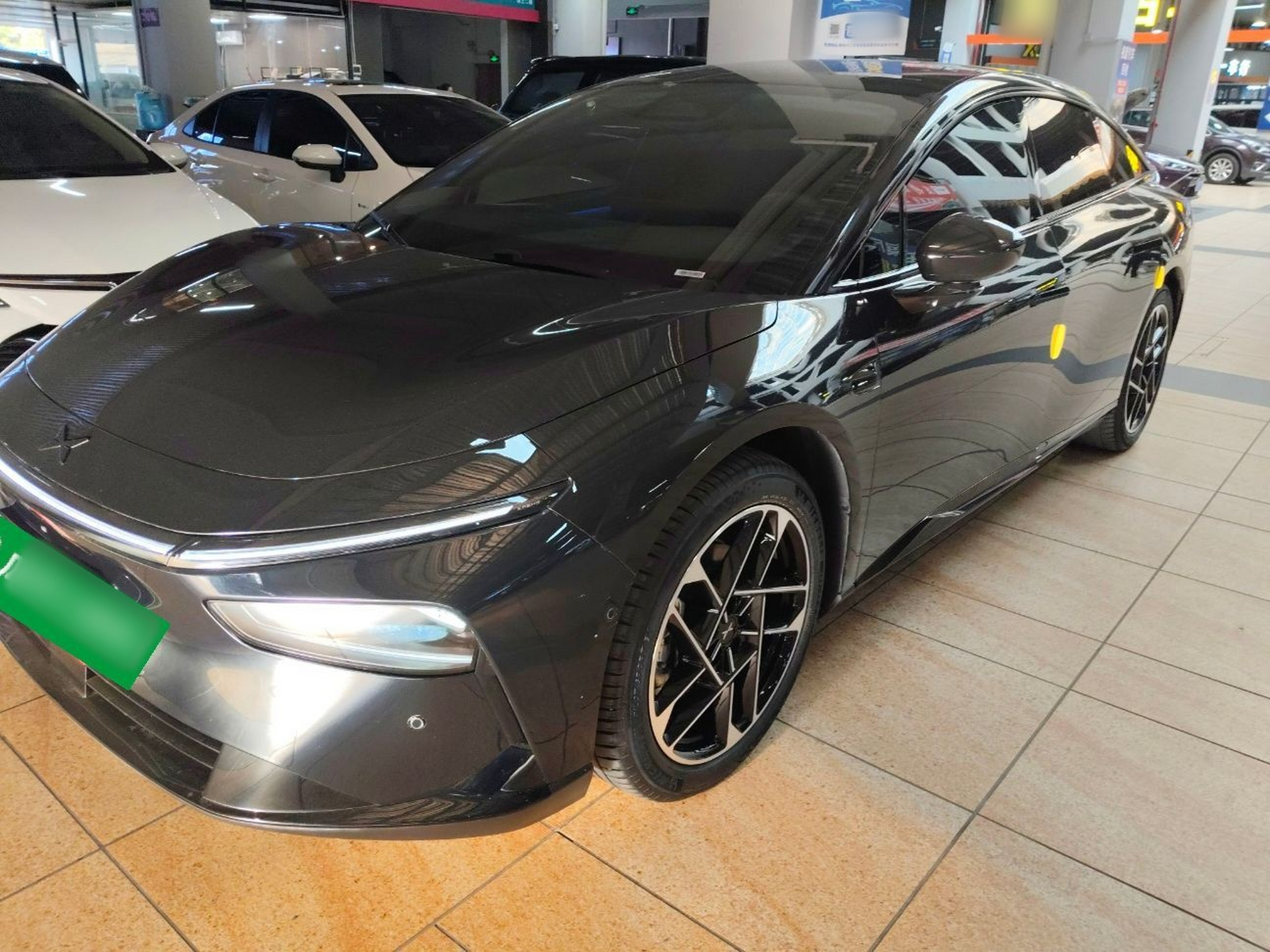 تحت مقدمة السيارة