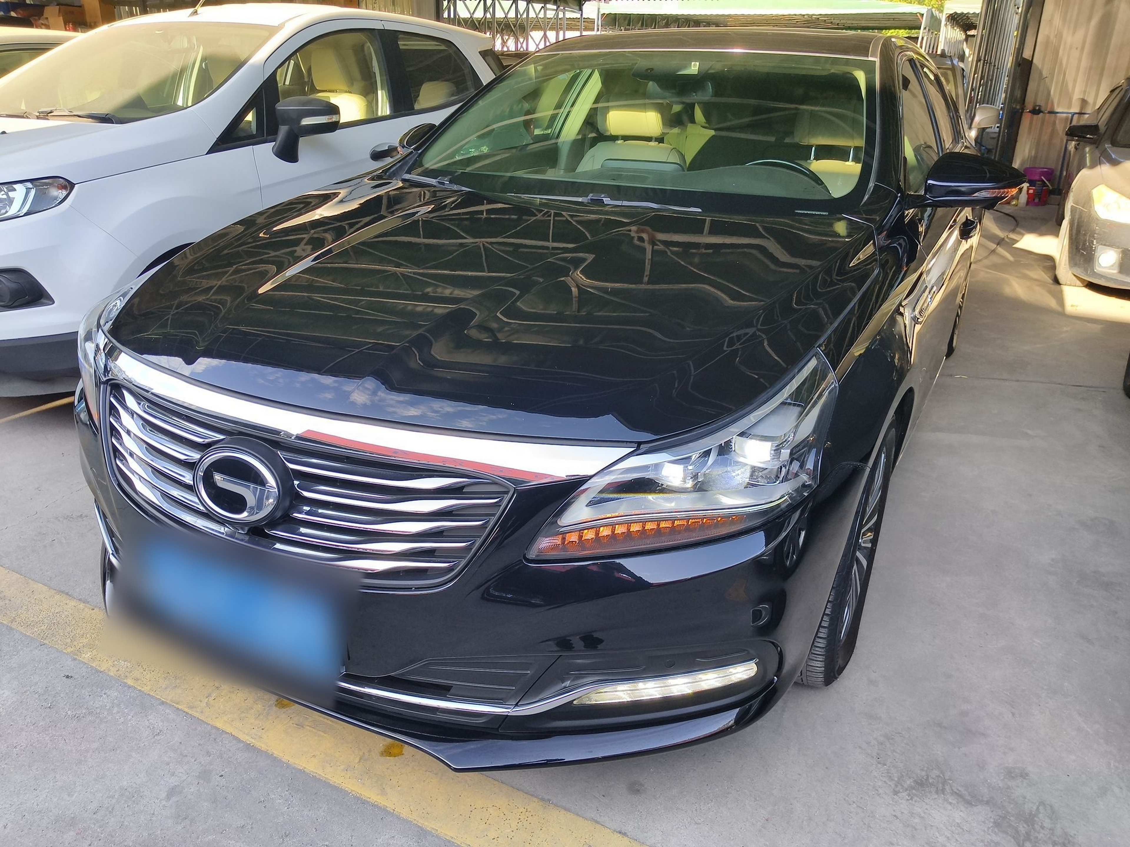 Под передней частью автомобиля