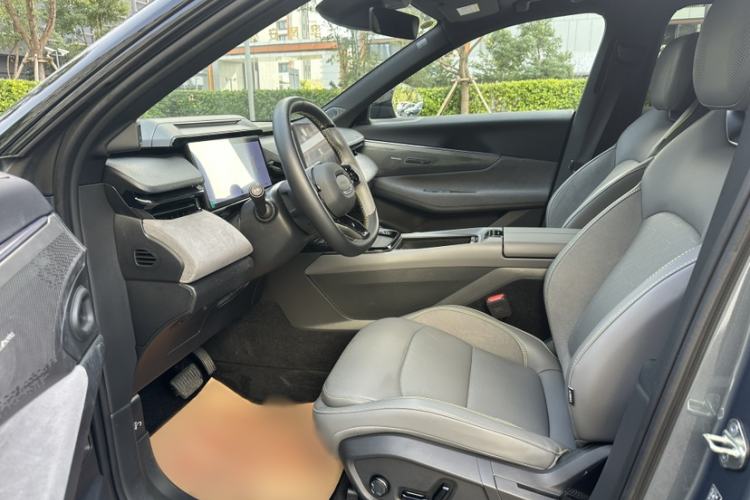 Used Lynk & Co 08 EM-P 2025 220 km All-Wheel-Drive Performance Halo
