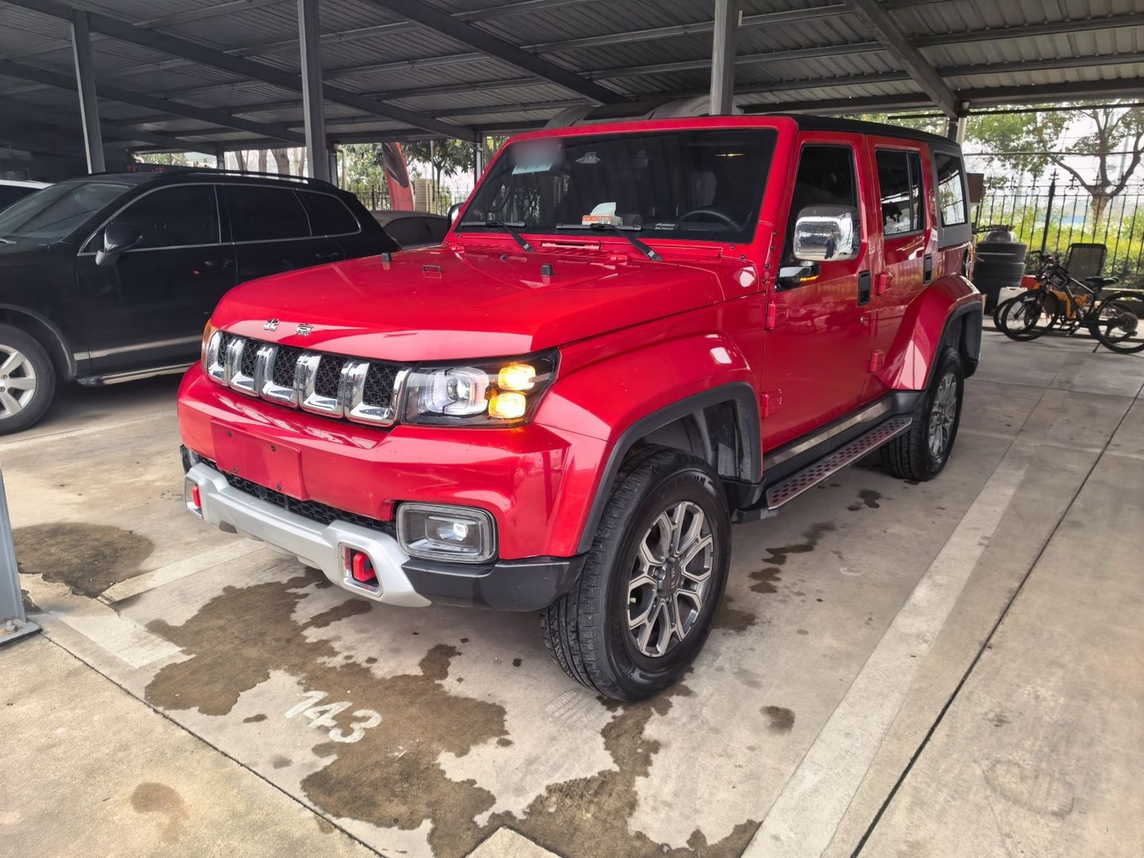 Под передней частью автомобиля