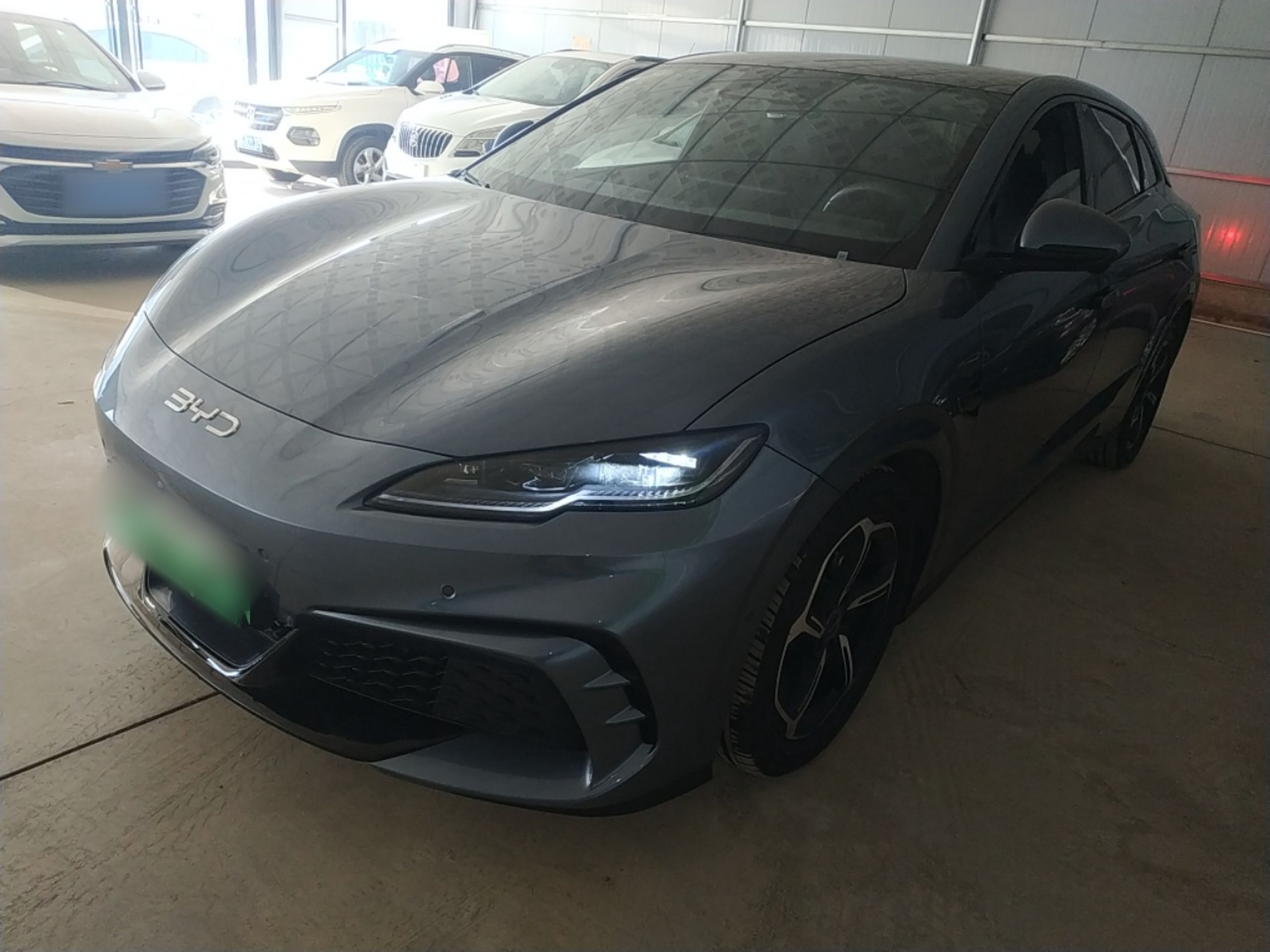 تحت مقدمة السيارة