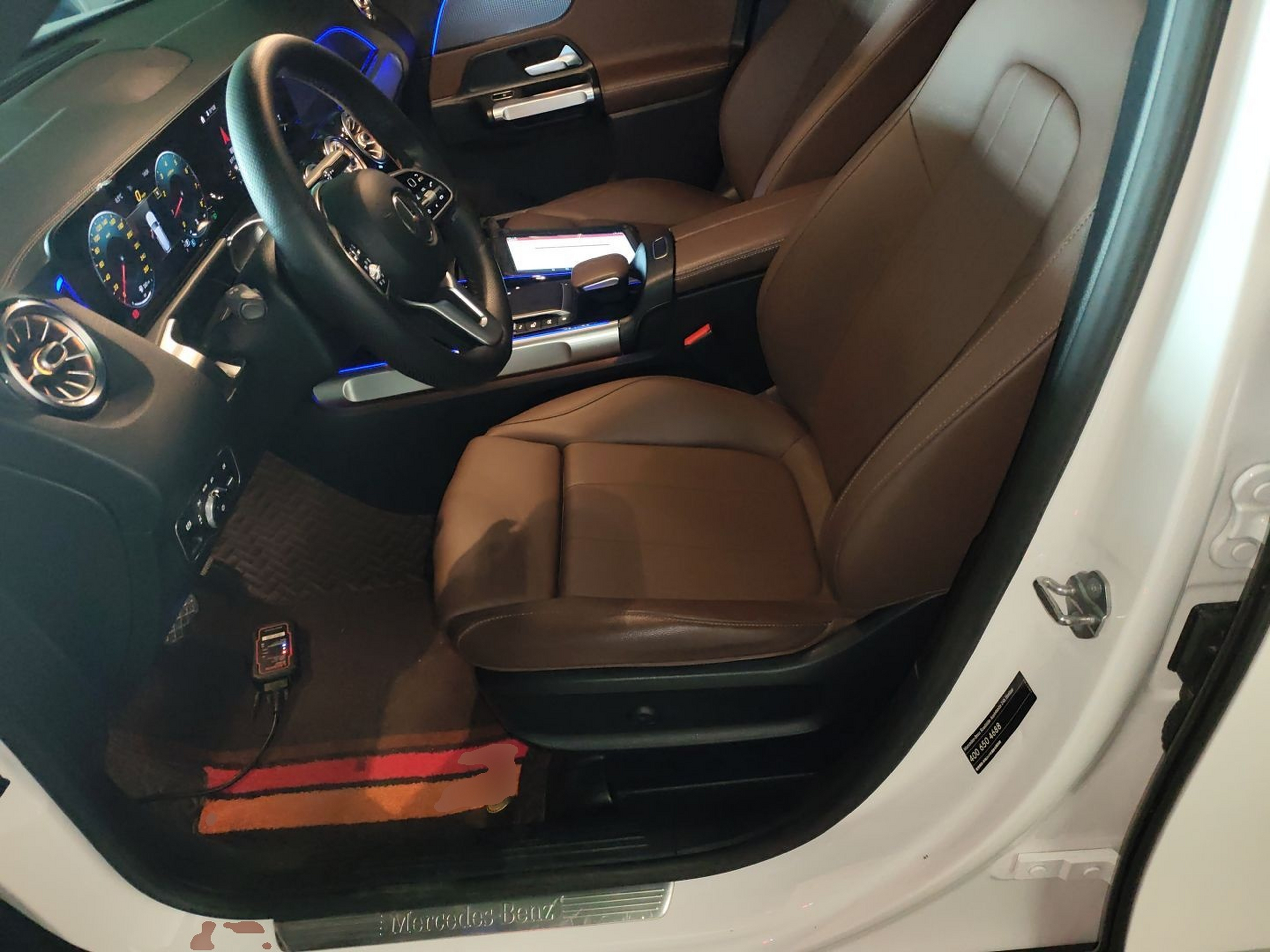 المقاعد الأمامية داخل السيارة